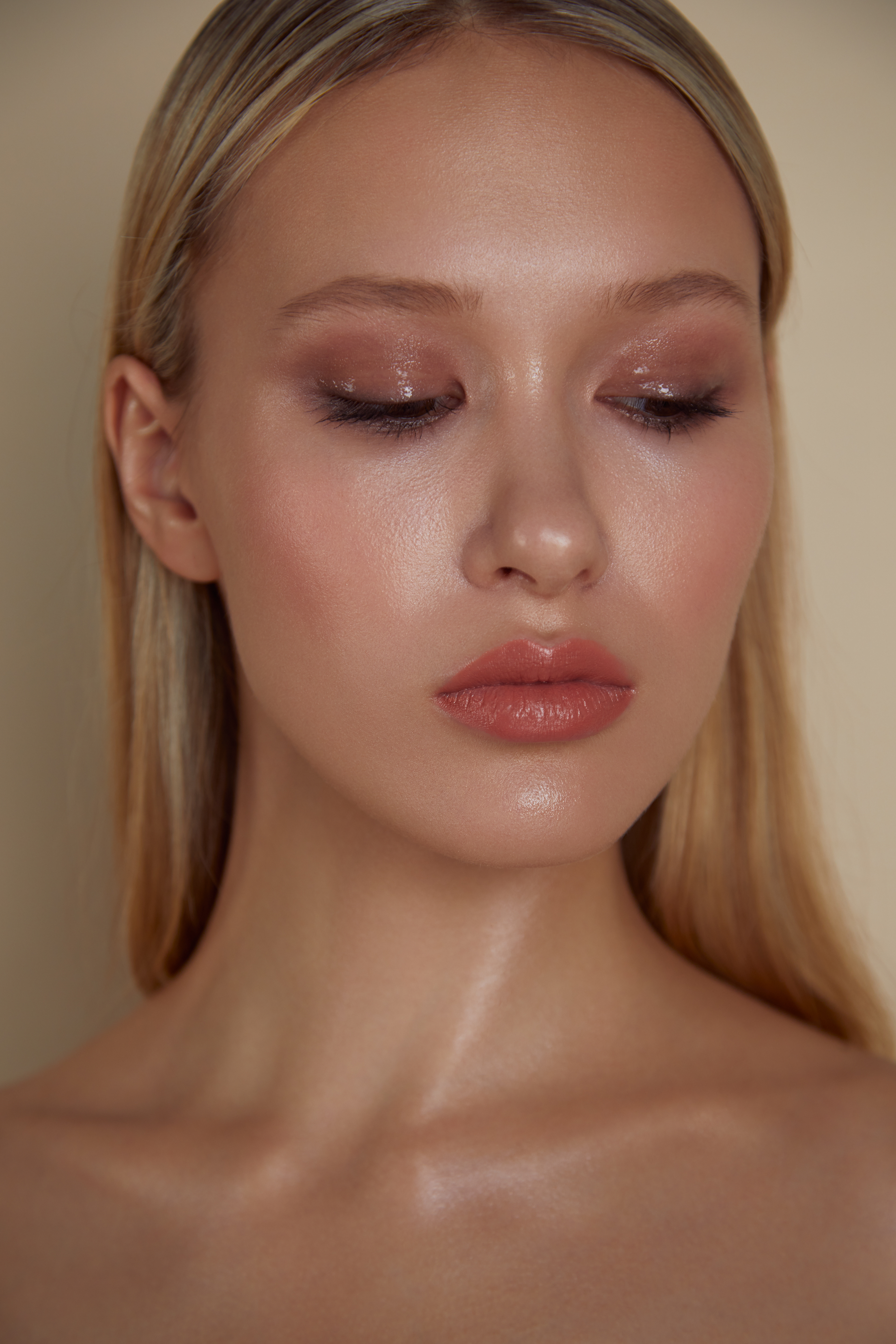 CHANEL beige make-up