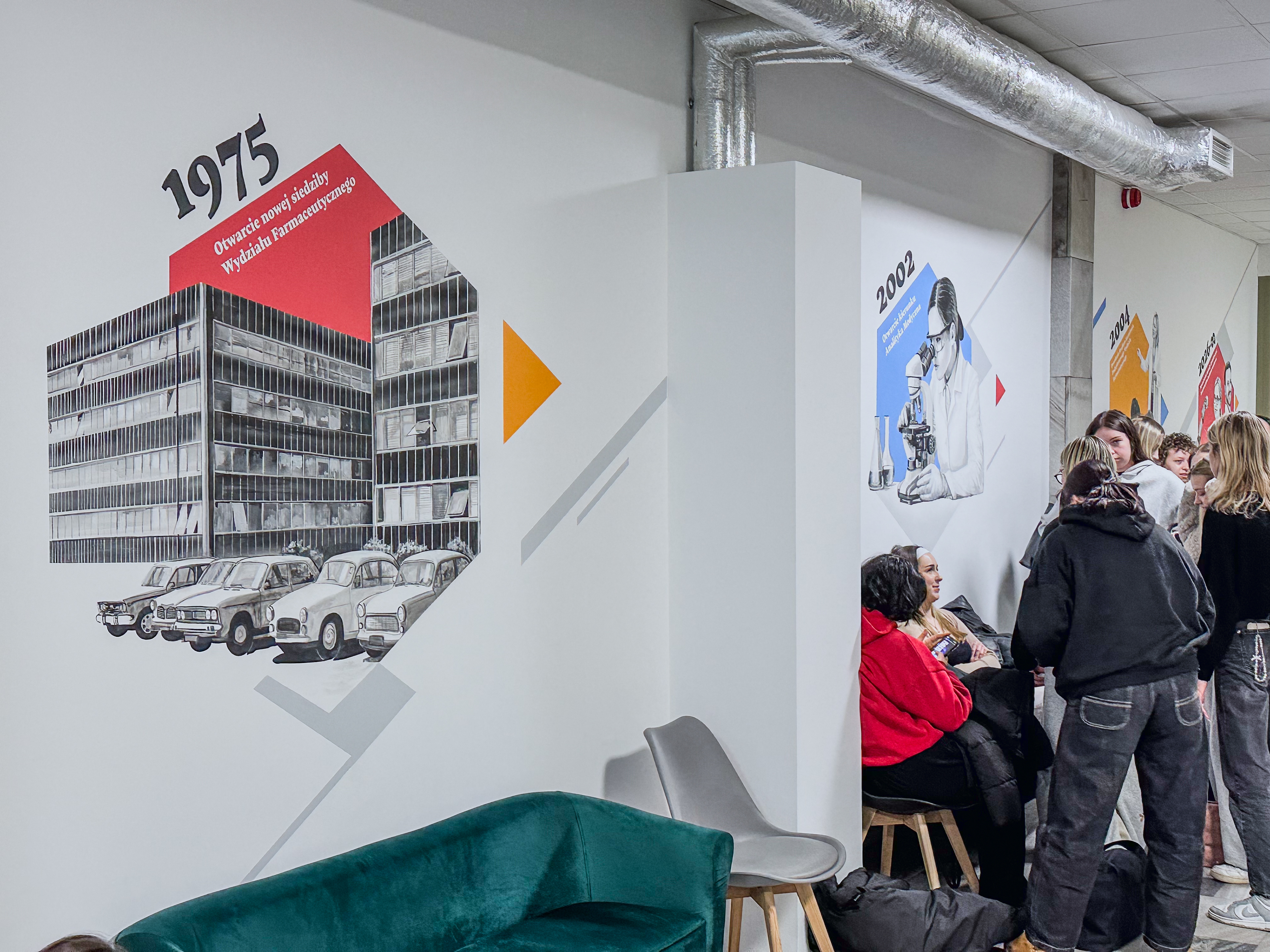 Mural z okazji 100-lecia Wydziału Farmacji Warszawskiego Uniwersytetu Medycznego - II 2026