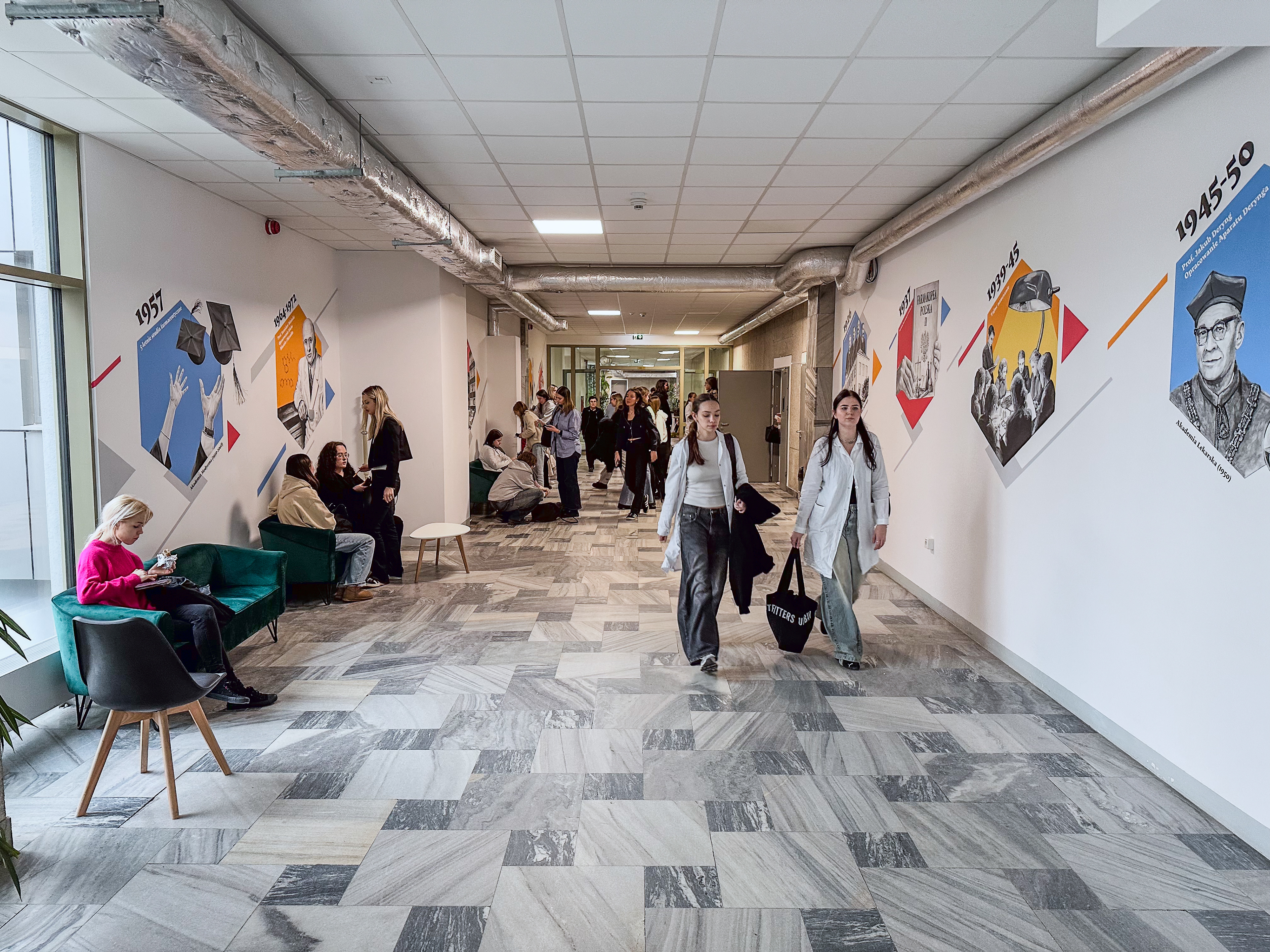 Mural z okazji 100-lecia Wydziału Farmacji Warszawskiego Uniwersytetu Medycznego - II 2026