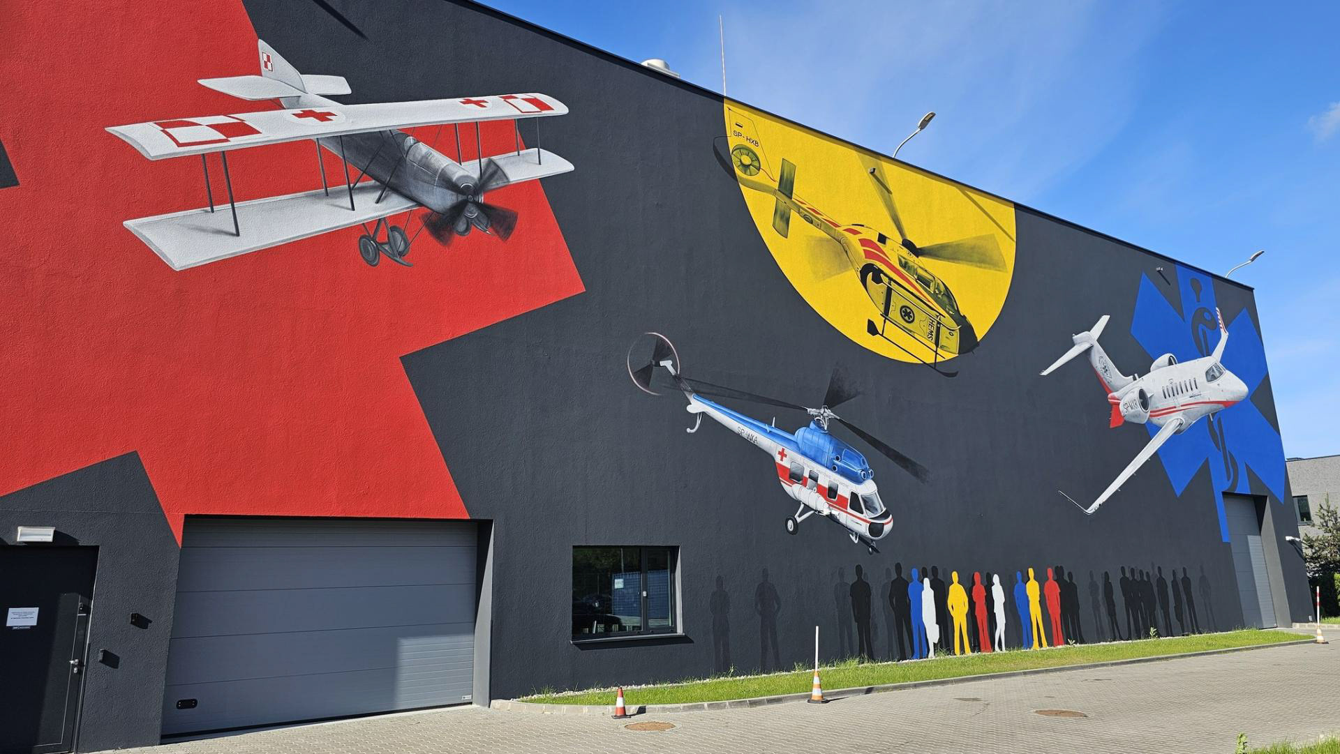 Mural upamiętniający 100-lecie lotnictwa sanitarnego w Polsce i 25-lecie LPR - V 2025