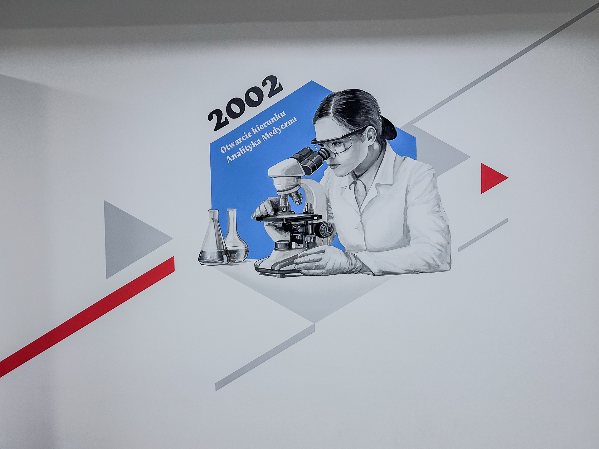 Mural z okazji 100-lecia Wydziału Farmacji Warszawskiego Uniwersytetu Medycznego - II 2026