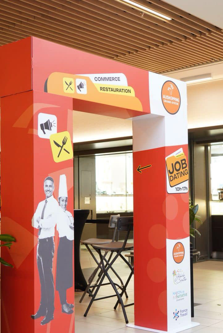 Création du visuel des arches présentes pour marquer les entrées du job dating. Crédit photo : Aushopping Saisons de Meaux (Facebook)