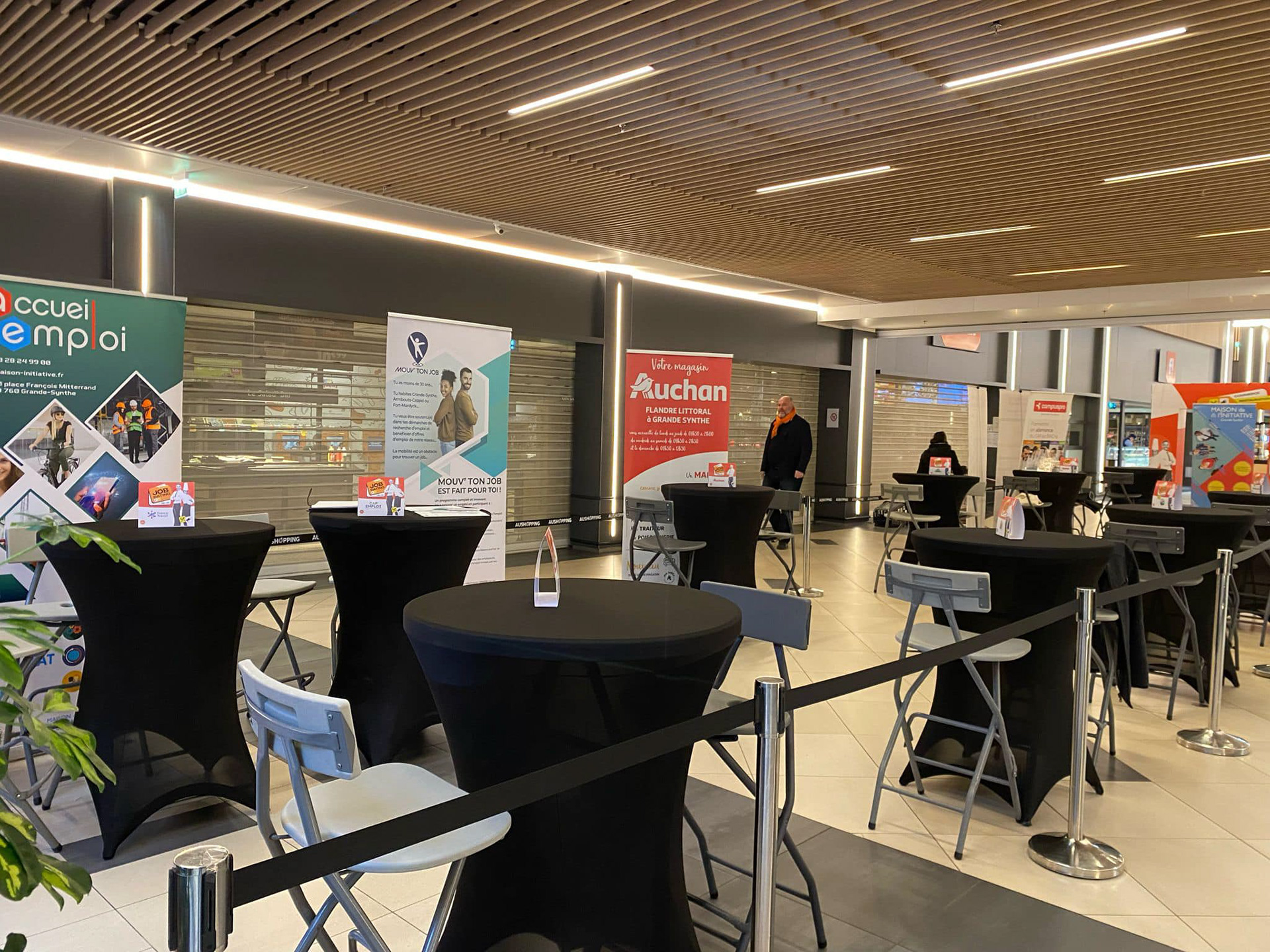 Création des chevalets personnalisés pour chaque entreprise présente. Crédit photo : Aushopping Grande Synthe (Facebook)