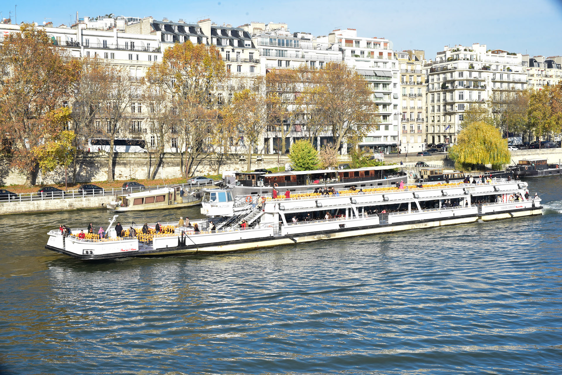 Les Bateaux Mouche!
