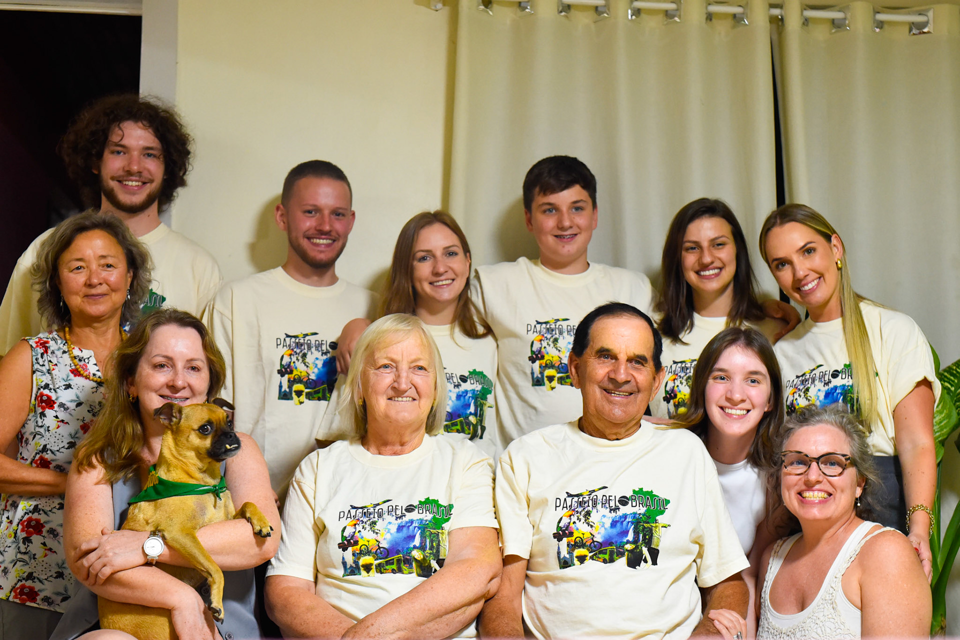 Back Row: Archer, Christian, Natalie, Nicholas (half-brother),  Tatieli e Leticia, Front Row: Maggie, Scheila, Va, Vo, Vicky, me