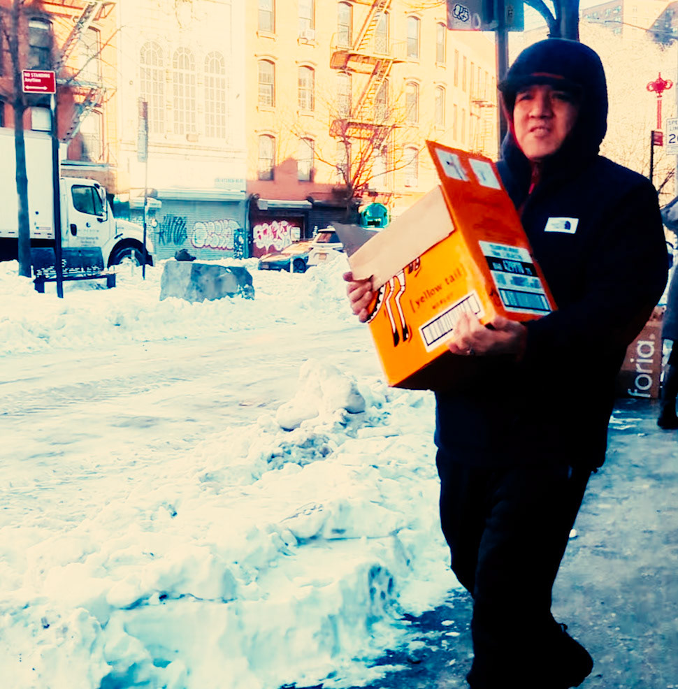 New Yorkers carry things