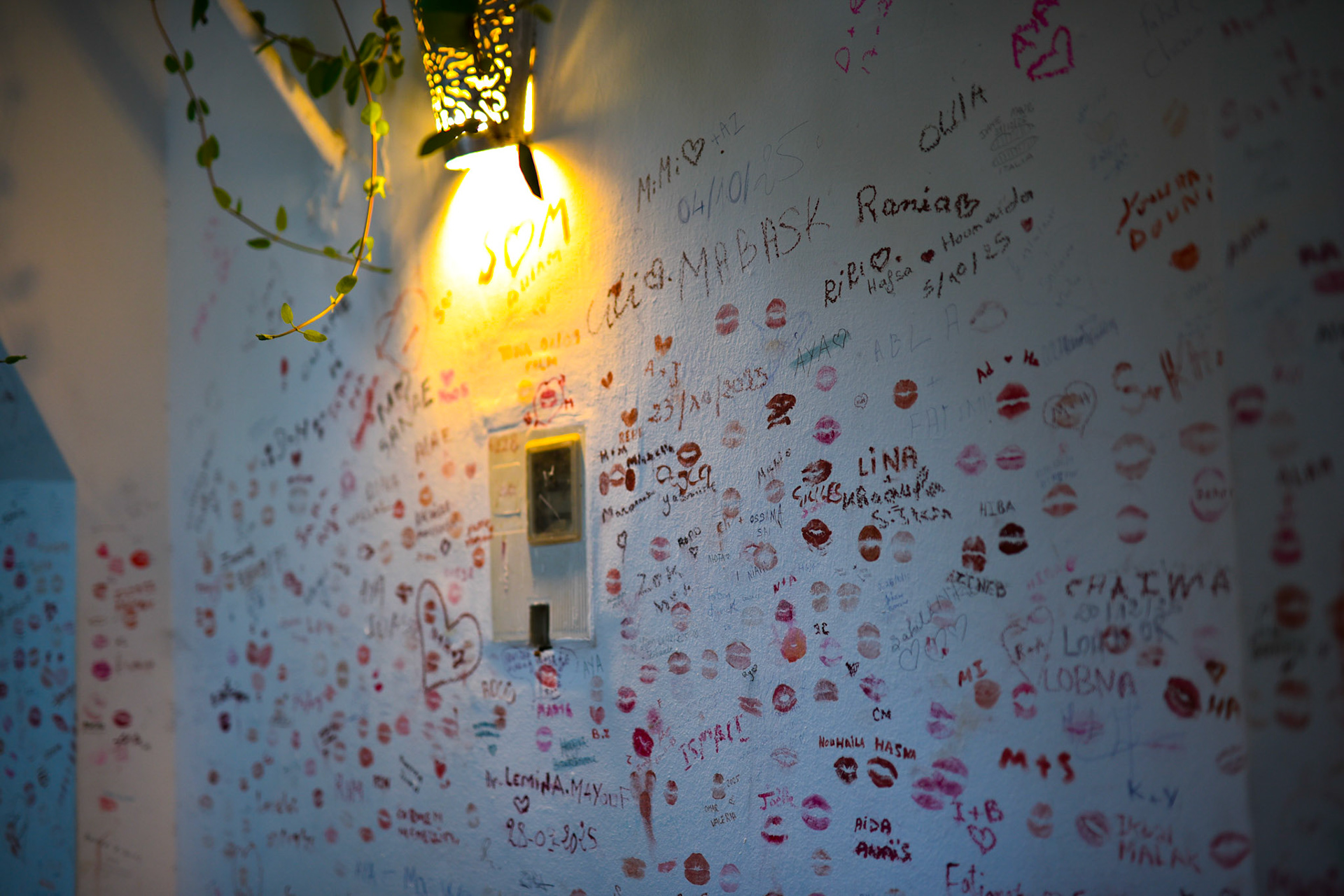kissing wall