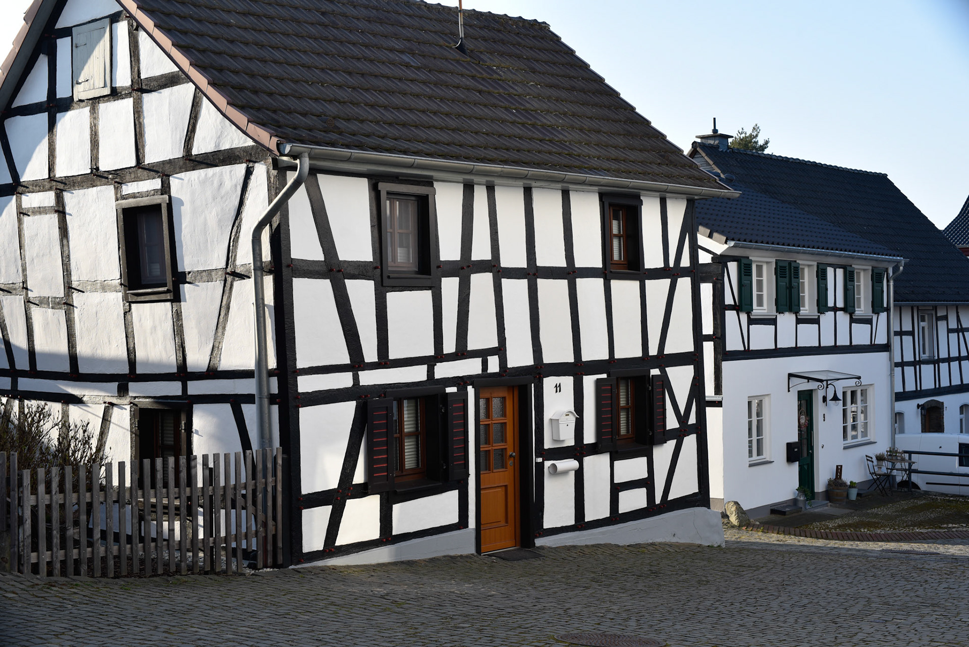 The houses on the sign, saw that afterwards