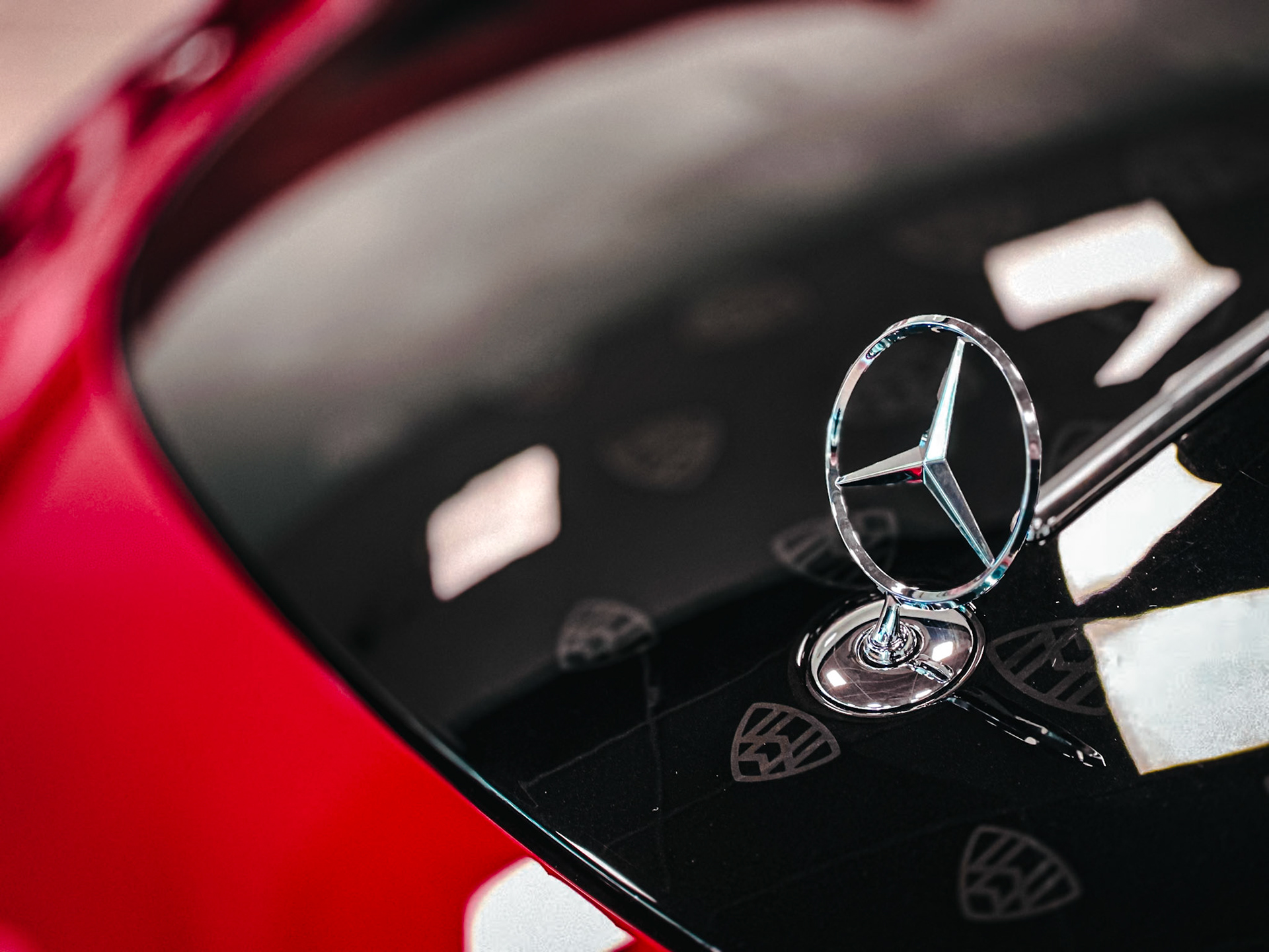 Elegance in the details – the Mercedes star stands proud, mirrored in Maybach’s luxury legacy.