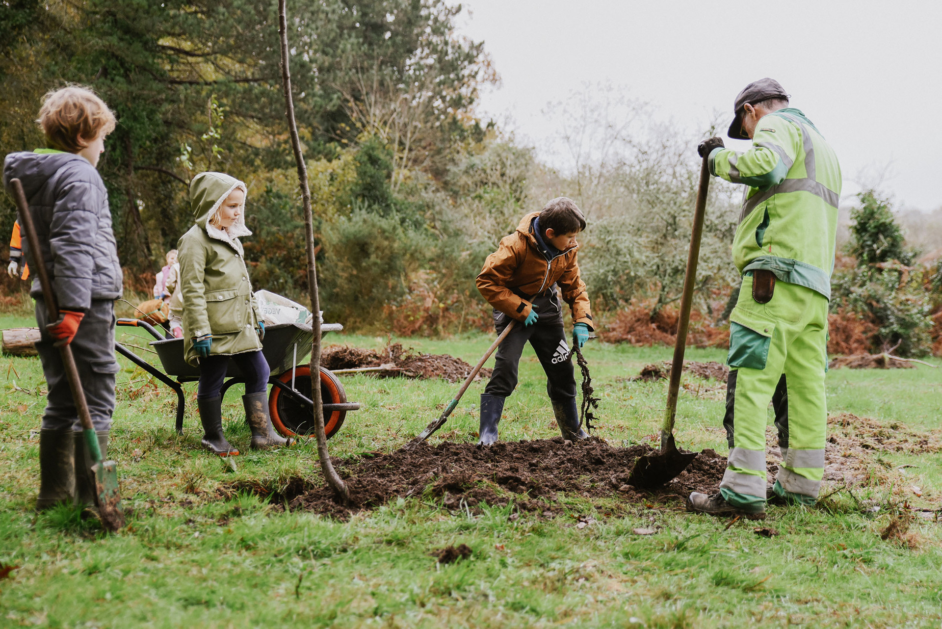 Plantation d'arbres centre de loisirs Saint-Niau