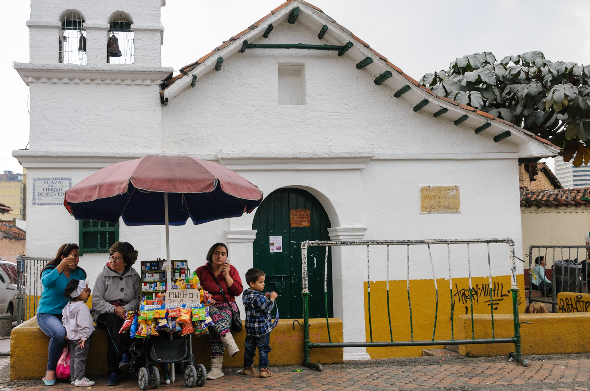 Street vendors family, Bogota