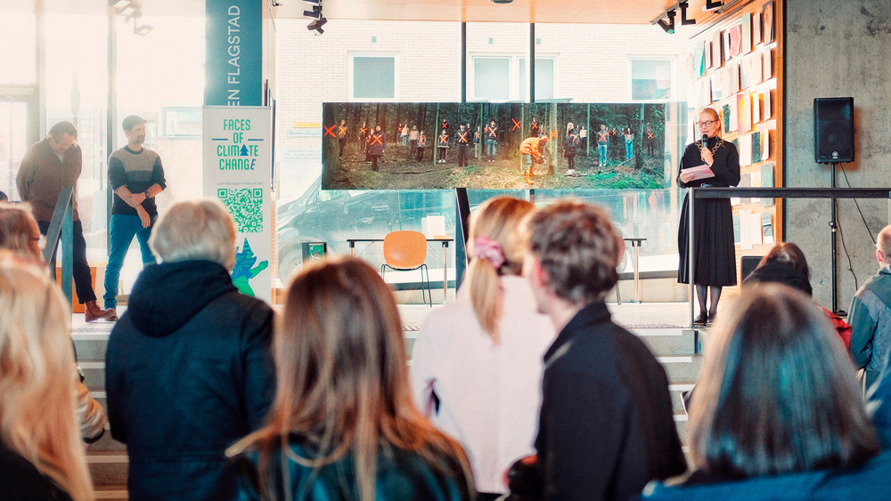 The assistant Meyer of Hamar municipality, Jane Meyer, speaking at the official opening of the exhibition.