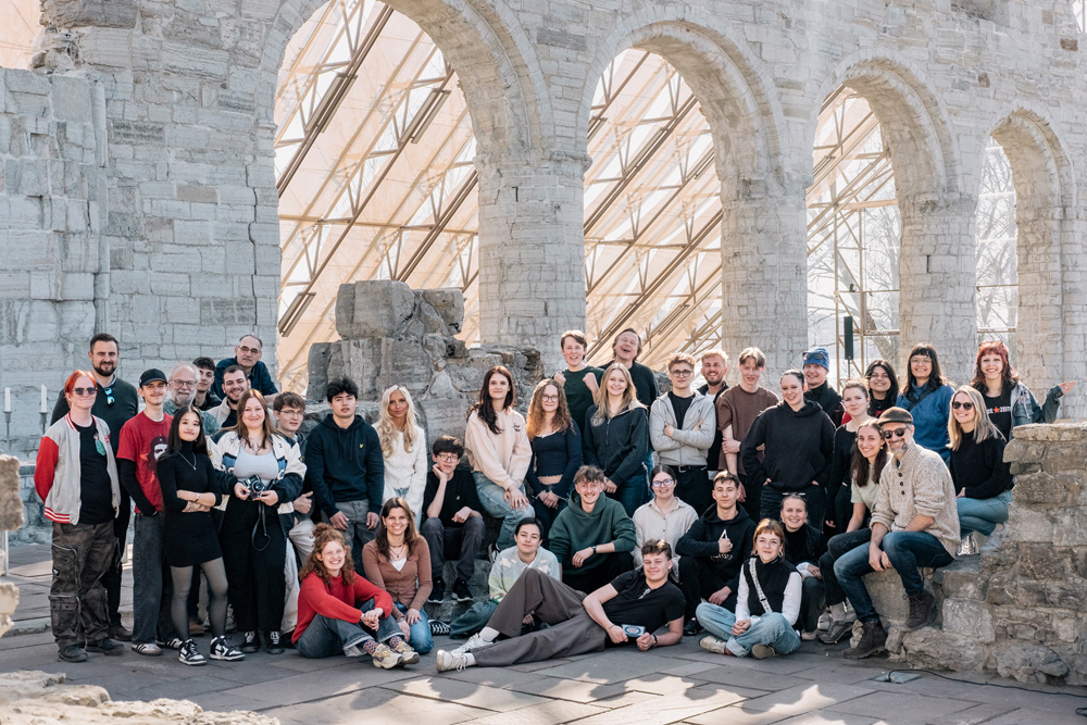 Pupils and teachers together at Domkirkeodden in Hamar, under the ruins of the old cathedral.
