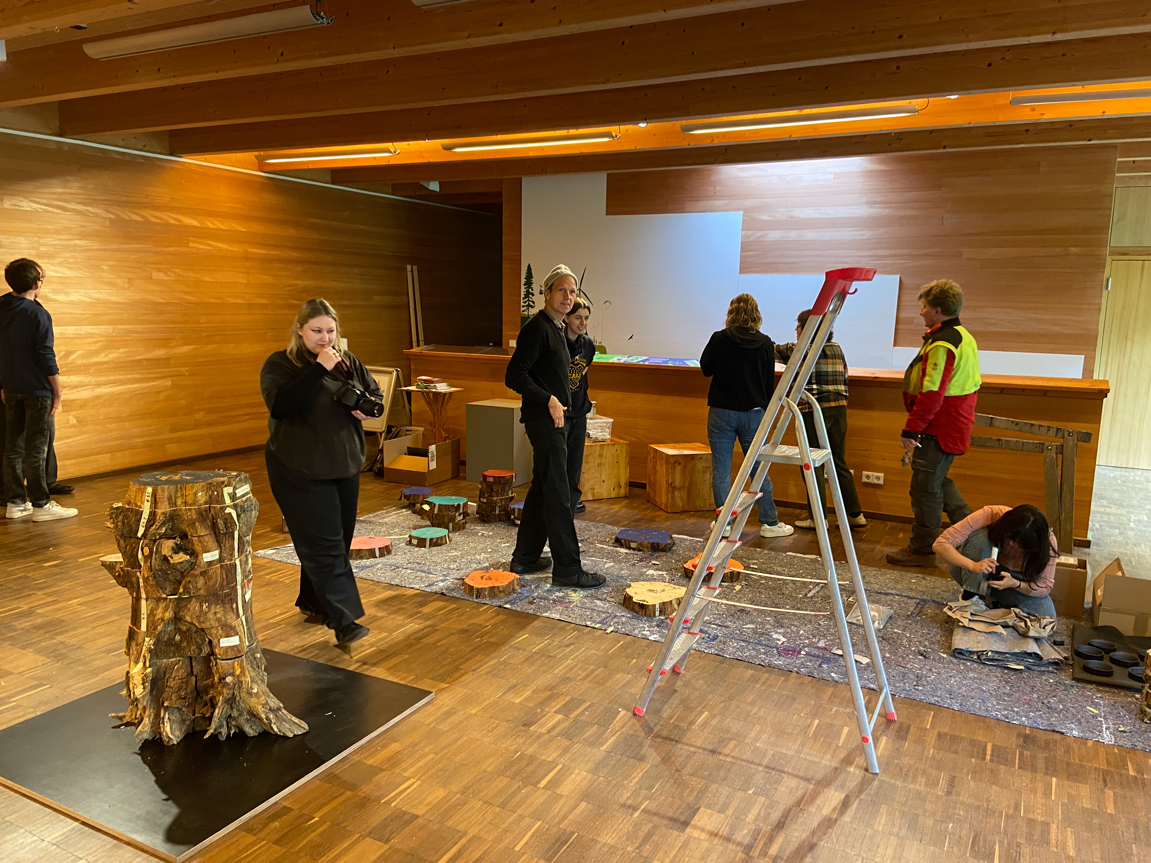Students and teachers preparing the exhibition in the WaldHaus
