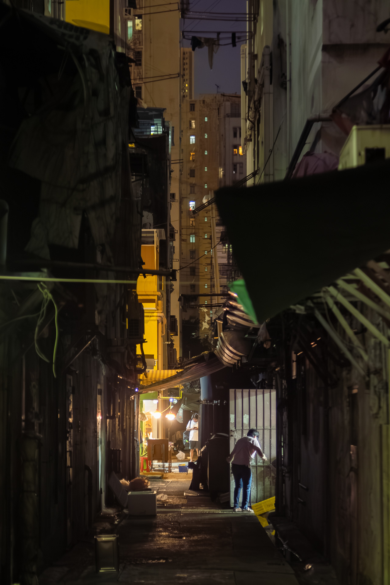 Hong Kong back alley with worker (Kowloon)