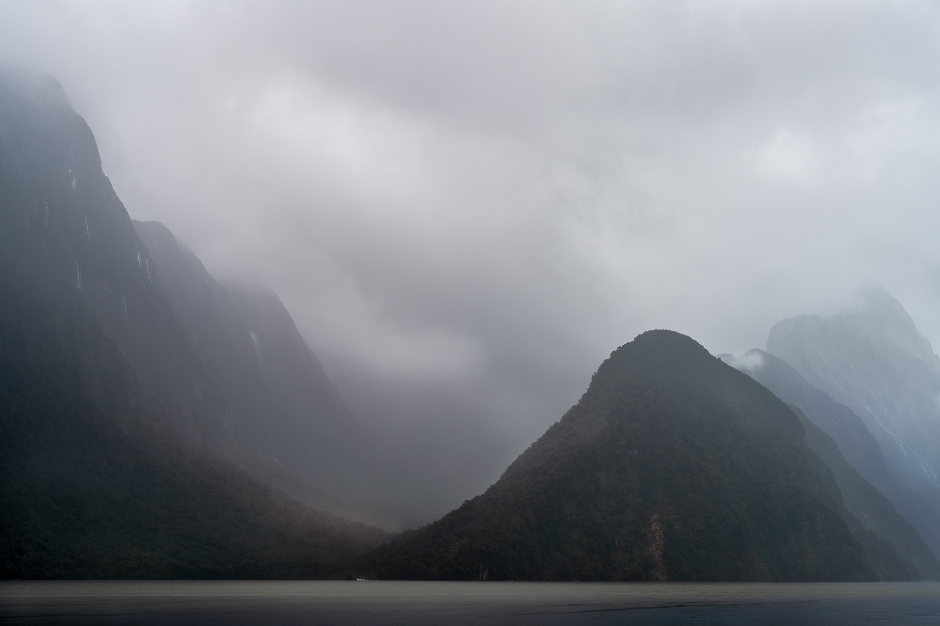 Milford Sound glacial valley