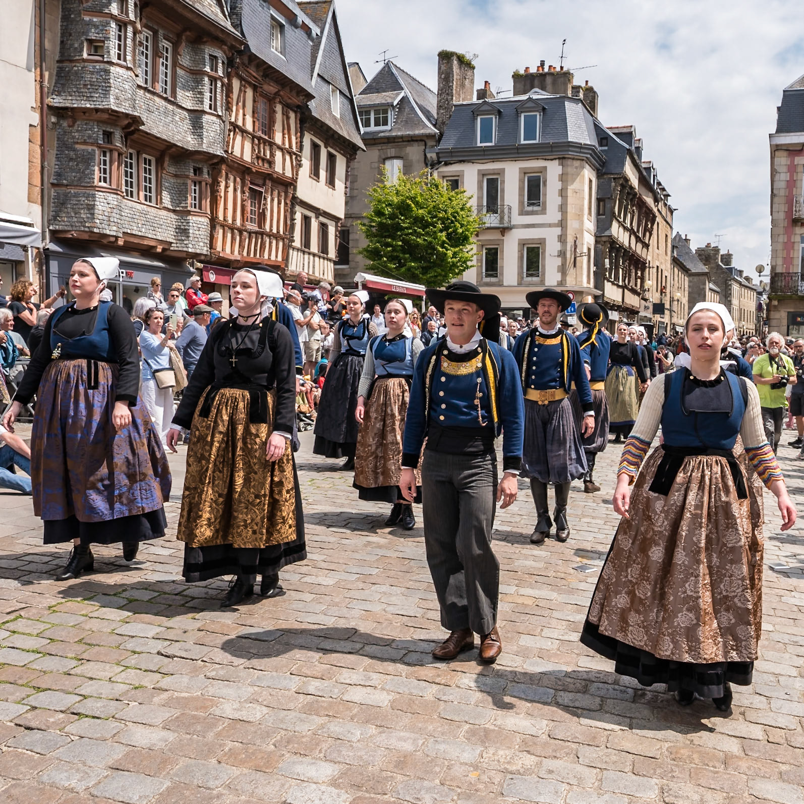 La fête reprend, comme si rien ne s’était arrêté. Mais quelque chose a changé : on a vu la source, on a vu l’avenir.La Bretagne continue,parce qu’elle circuled’un cœur à l’autre.
