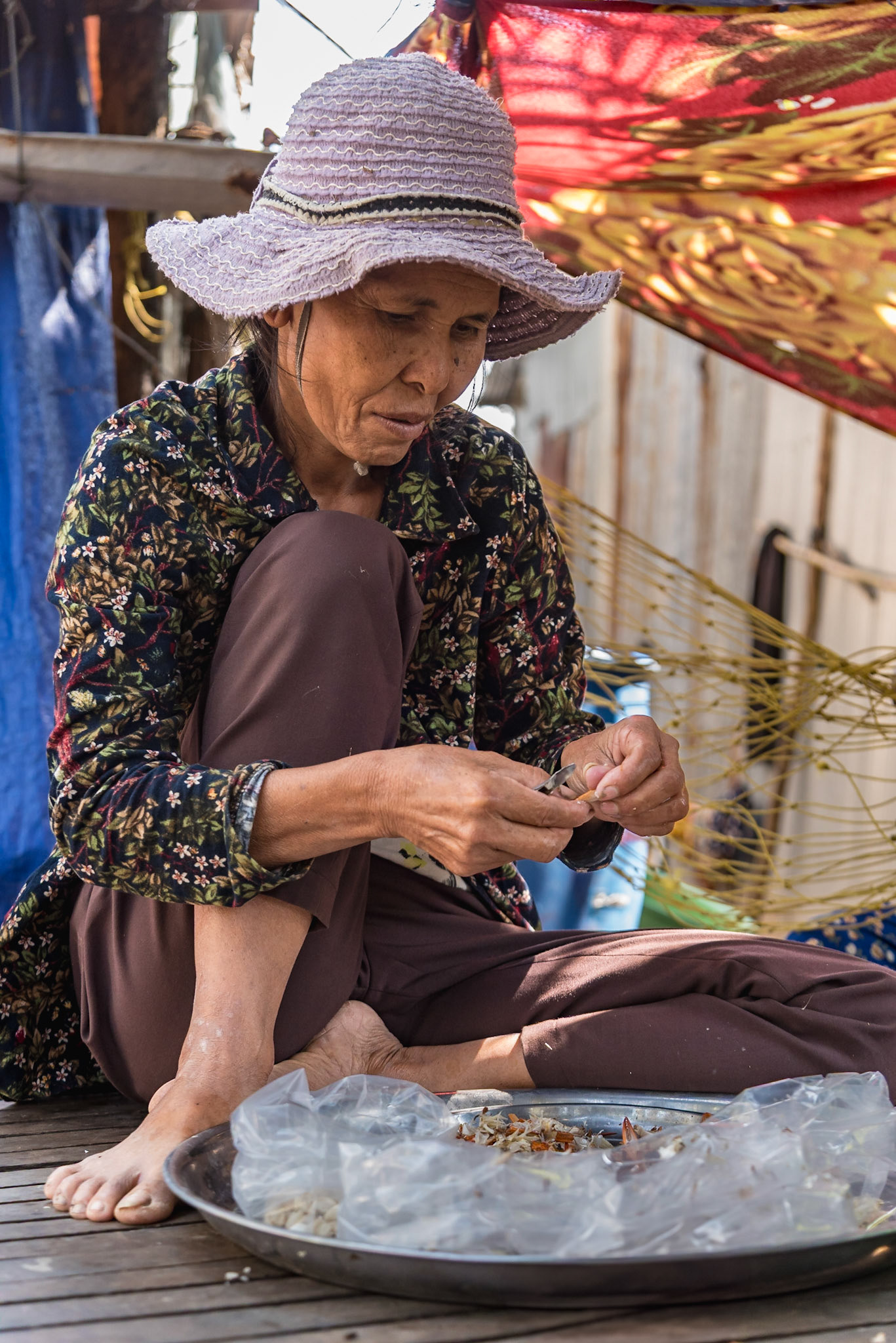 Elle trie, elle prépare, elle veille sur les gestes qui nourrissent.  