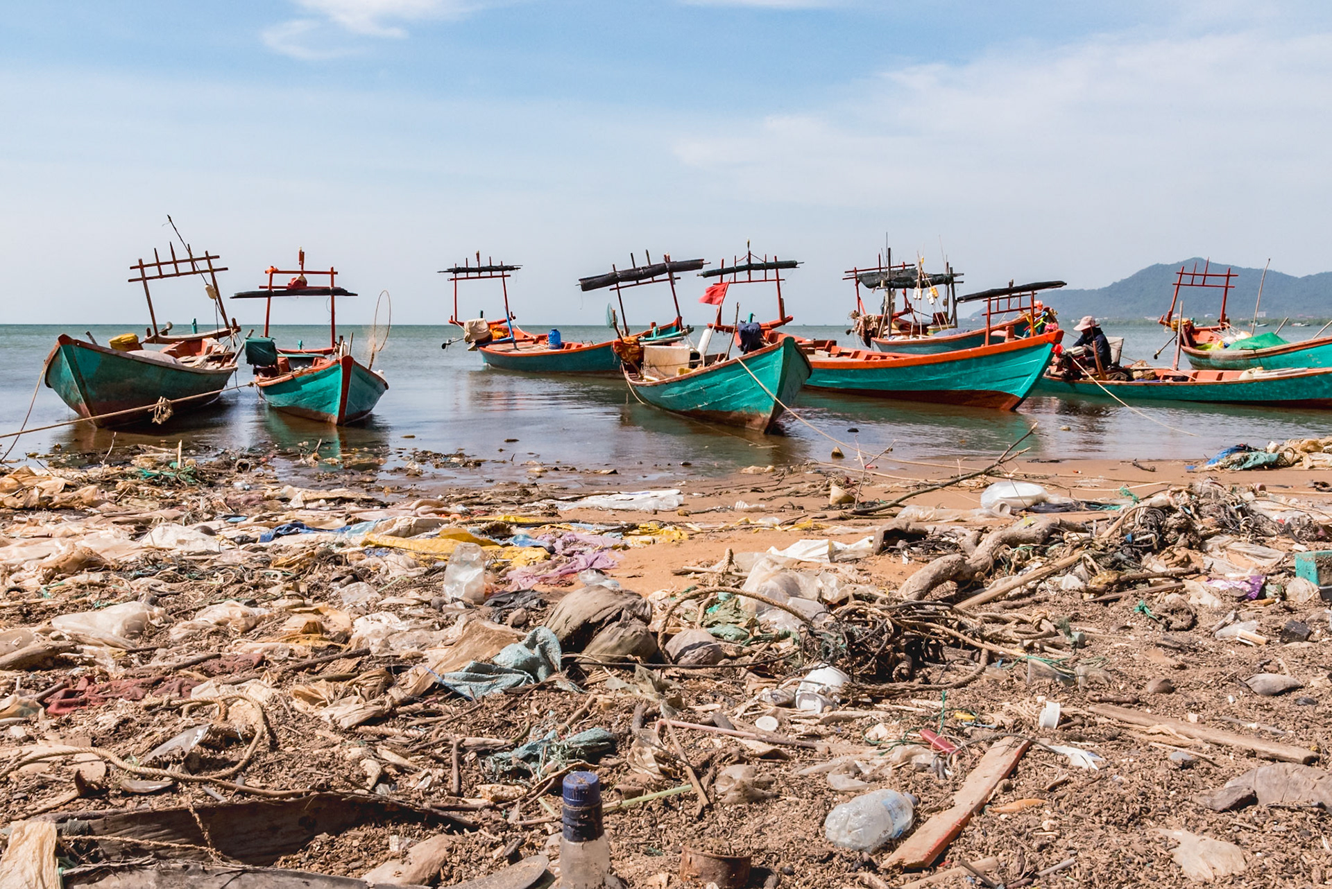 Je suis près de Kep, une station balnéaire du Cambodge au bord du Golfe de Thaïlande. Il y a une forte activité de pêche réalisée depuis ces petits bateaux, notamment la quête des fameux crabes bleus. Mais il y aussi ces rejets plastiques qui inondent les bords des grands fleuves et les belles plages dans toute cette zone : désolant ! Entre sur-pêche, sur-tourisme … l’envers du décor des images paradisiaques de Phuket
