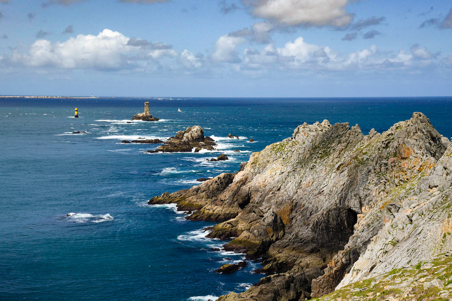 La pointe du Raz est un promontoire rocheux granitique constituant la partie la plus avancée vers l'ouest du cap Sizun.Elle forme une « proue » d'une hauteur de 72 mètres face à la mer d'Iroise en dominant le Raz de Sein.
