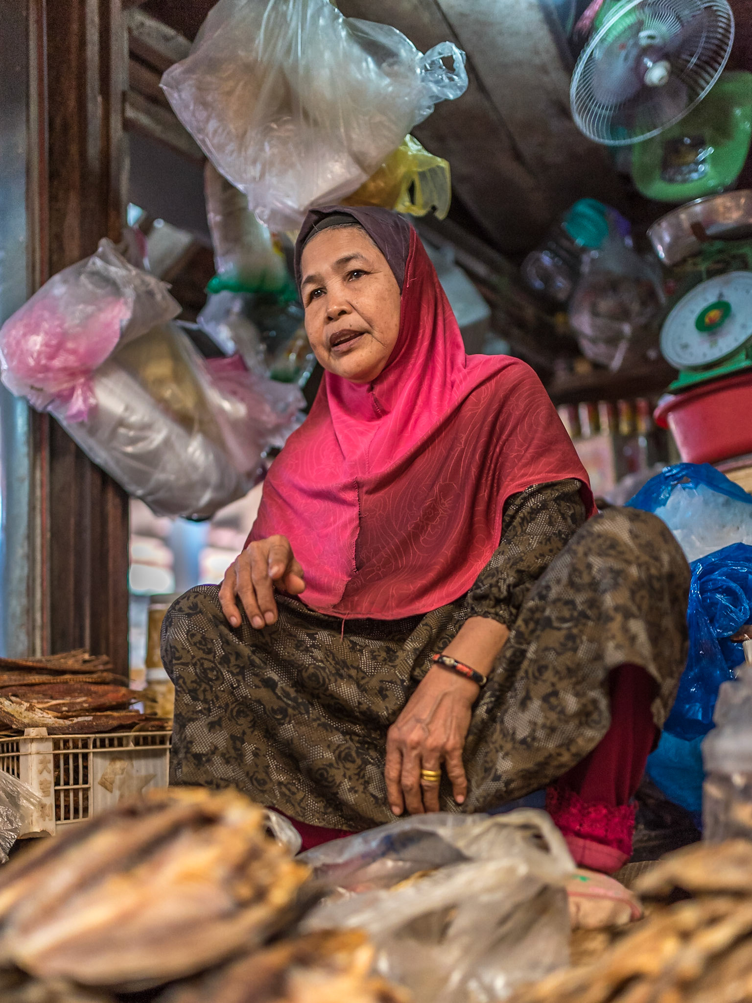 Elle raconte, elle négocie, elle tisse le lien du jour.  