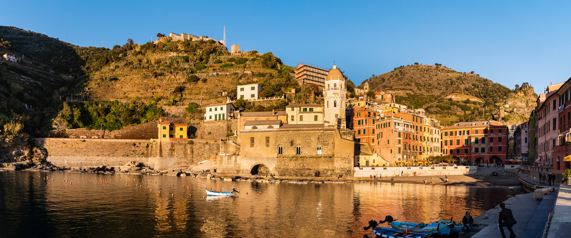 Le village de Vernazza est perché sur un petit promontoire rocheux, et autrefois était le plus prospère des Cinque Terre. Le château de la famille Doria et autres vestiges médiévaux rappellent son riche passé économique.