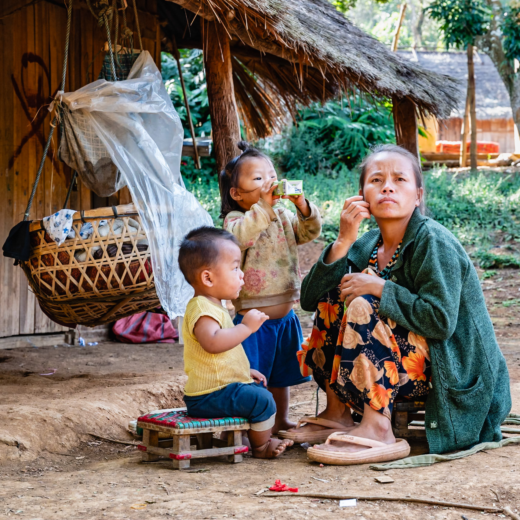 Environ 60 % de la population totale du Laos est composée d’enfants et de jeunes. Ces enfants et jeunes sont les plus vulnérables aux défis auxquels le Laos est aujourd’hui confronté, comme le travail des enfants, le mariage avant 17 ans et à la traite des enfants. Tant que la cellule familliale reste rurale et en auto suffisance, cela fonctionne. Mais les chimères de la ville, du marketing et du consumérisme déracinent ces modes de vie ancestraux. Alors l'avenir ?
