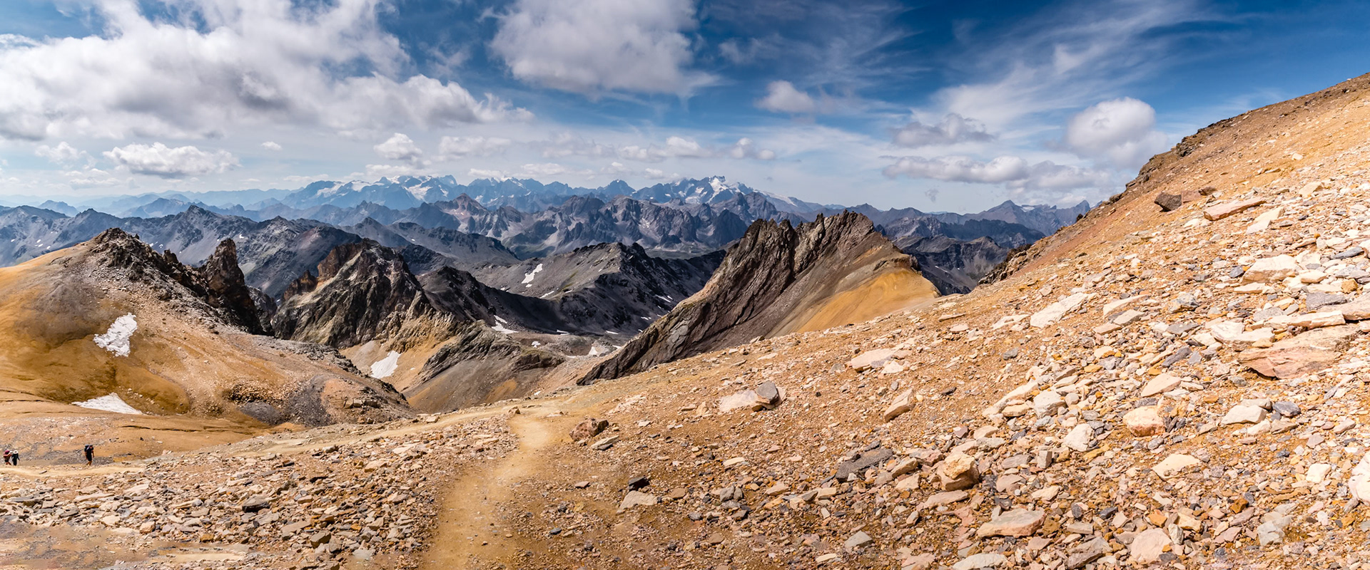 Nous sommes presque au sommet du Mont Thabor, à plus de 3000m, et le panorama sur les Cerces et derrière sur le massif des Ecrins est fabuleux
