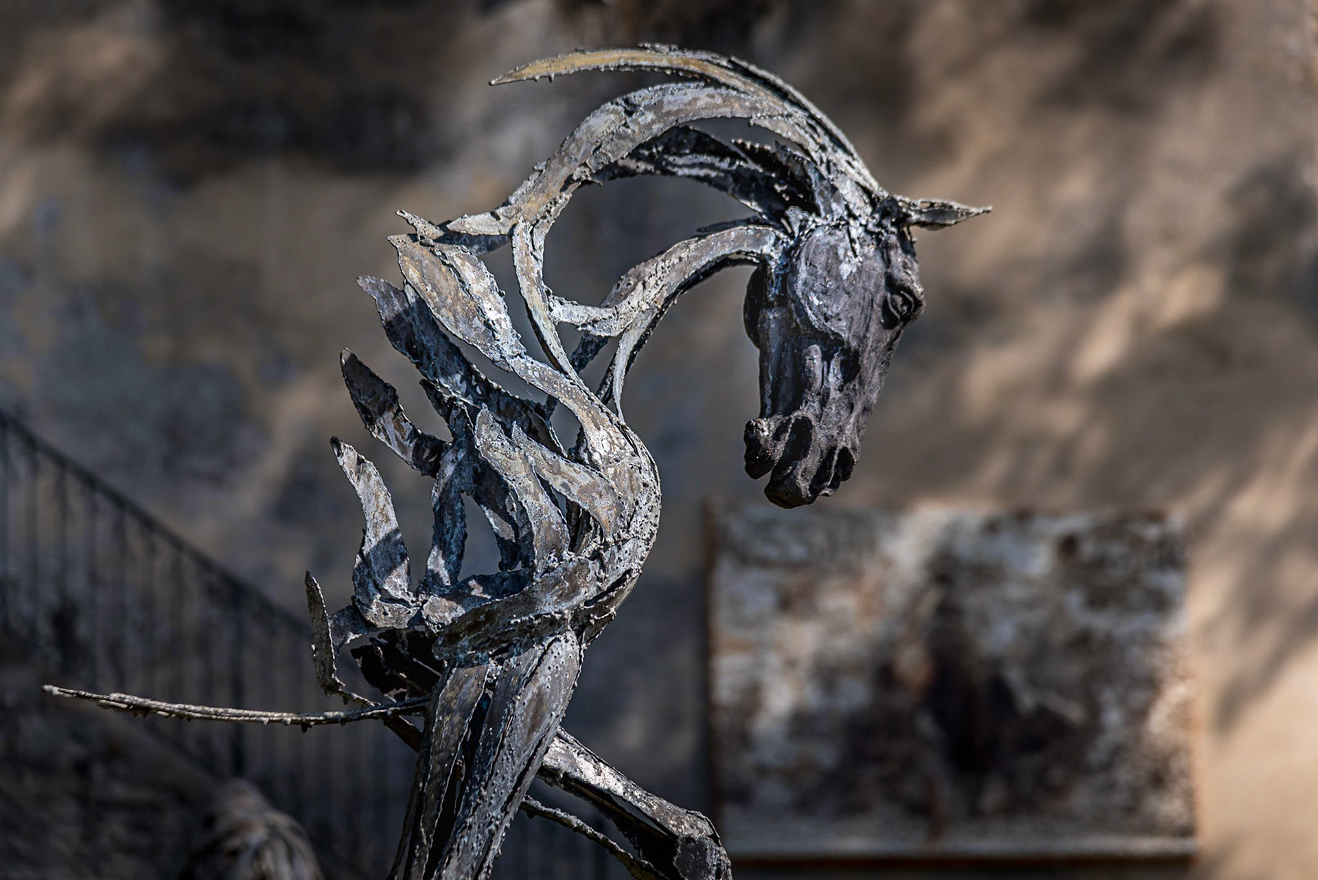 Cette sculpture de Jenny Jacottet, artiste sculpteur jurassienne, a embelli les jardins de la Maison de la Seille. Cette sculpture chevaline développe une impression de mouvement, de grâce, voire de danse. C'est cela que j'ai essayé de mettre en scène avec cette photographie.