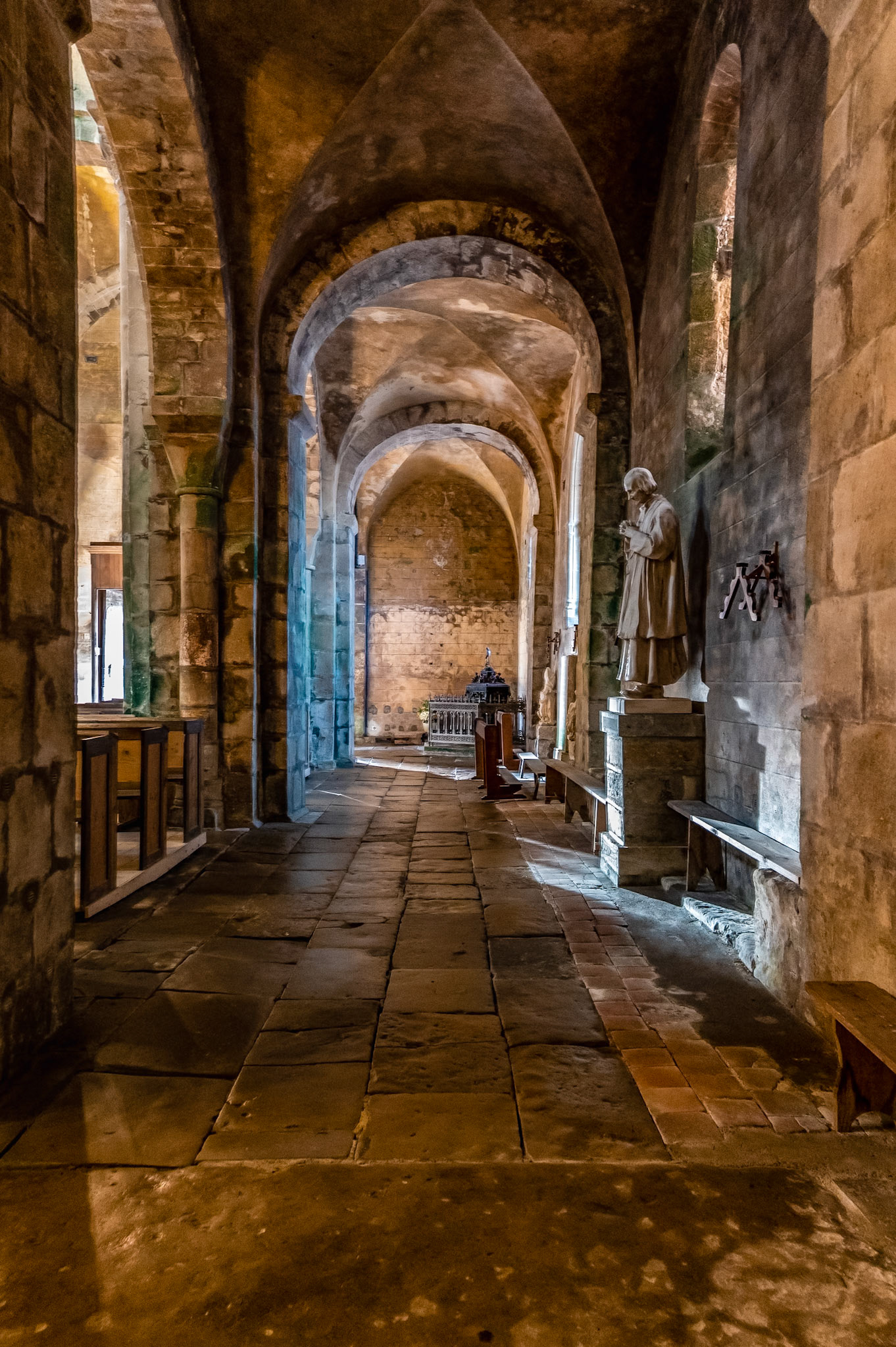 Construite en lisière du village, l’église de Mont-Saint-Vincent date de la fin du XIe et du début du XIIe siècles. Son architecture présente des similitudes avec l’abbatiale Saint-Philibert de Tournus, tandis que le décor des chapiteaux sculptés rappelle ceux de l’église de Gourdon toute proche et de l’influence de l’art clunisien. Au XVIIIe siècle, les piliers de la croisée du transept furent consolidés à la suite de l’effondrement du chœur. Le clocher, quant à lui, disparut pendant la Révolution. L’église est classée depuis 1913.J'aime la patine des dalles où l'histoire des pas raconte la vie du village
