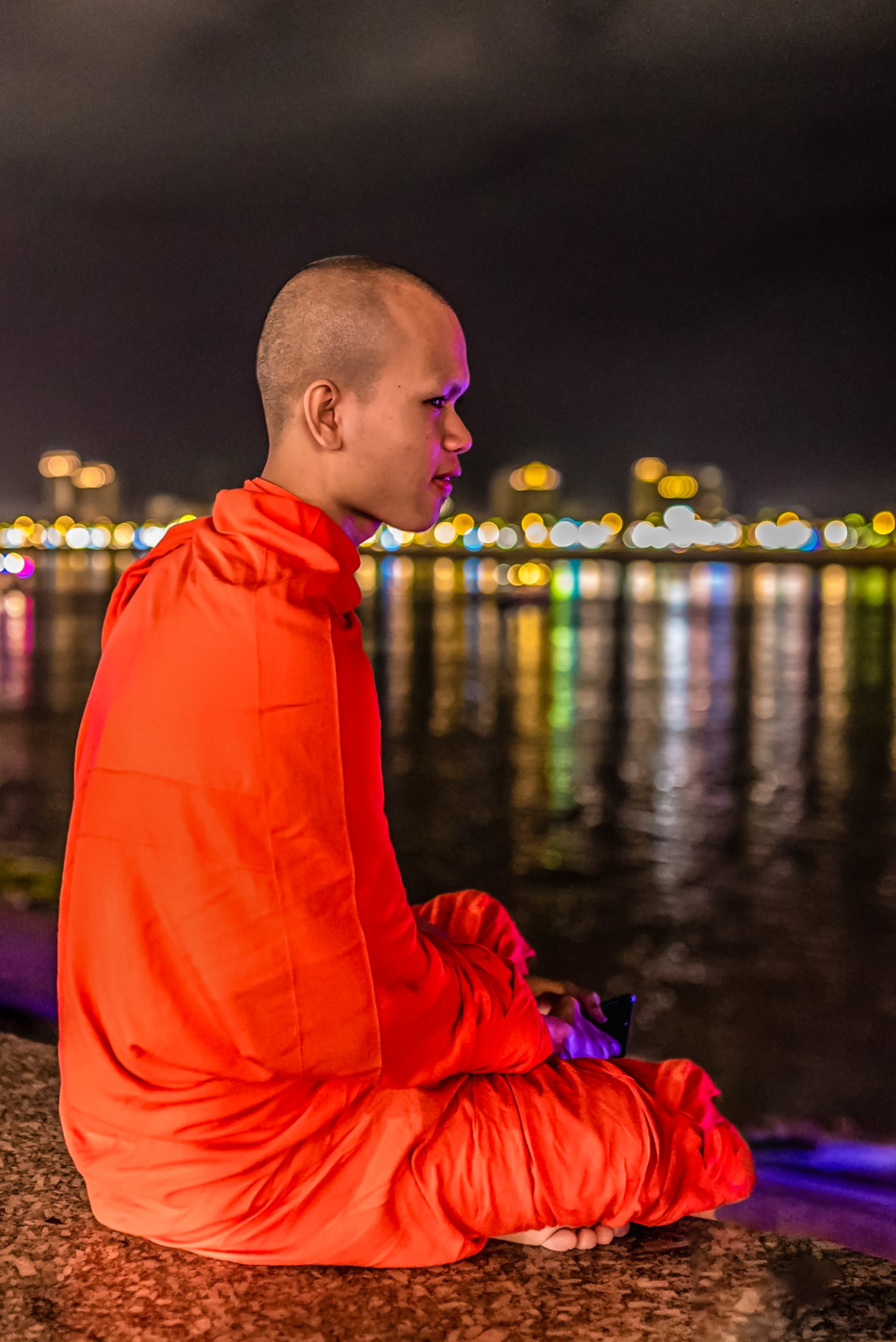 La ville s’efface dans le silence du fleuve.  