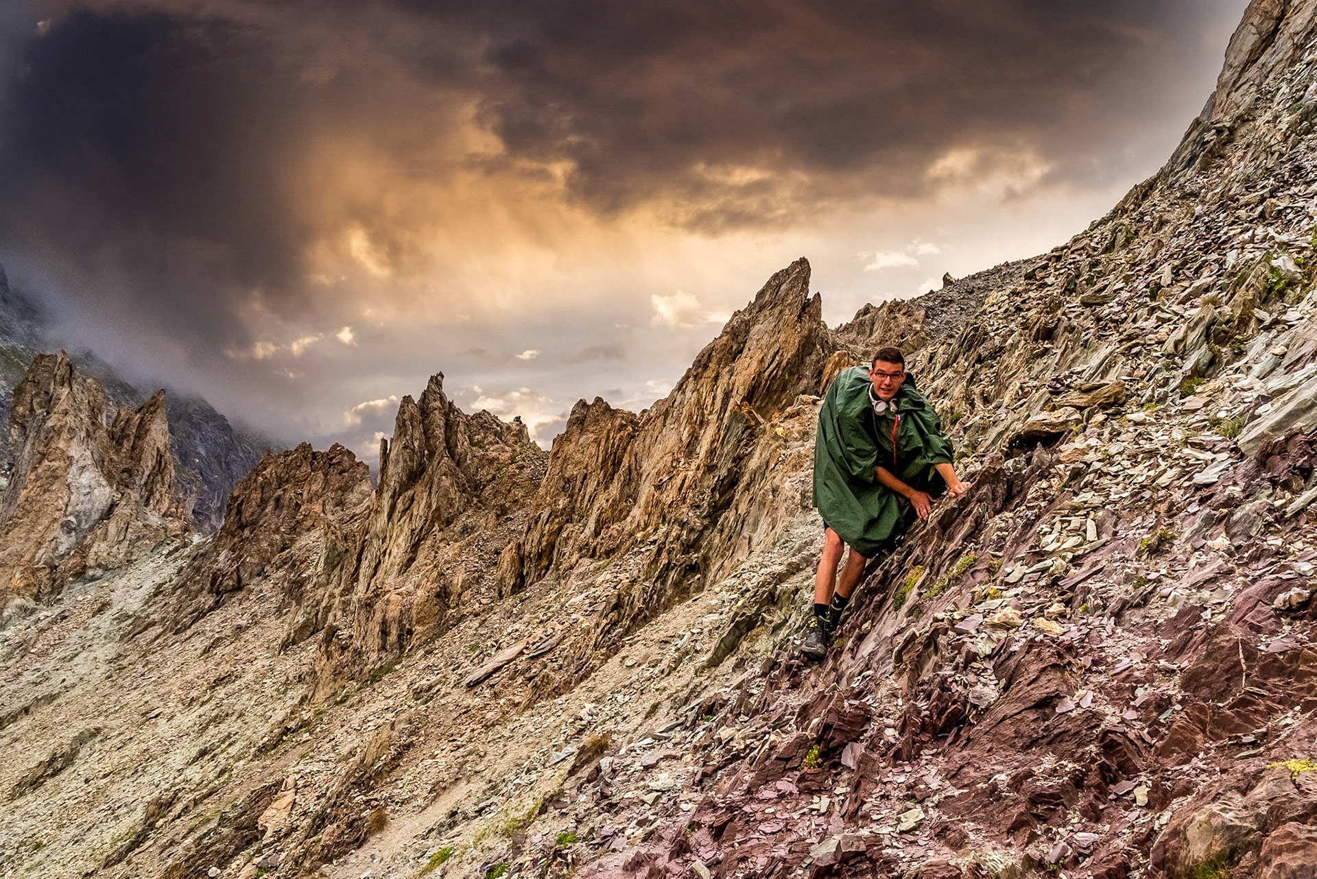 Faire le tour du Mont Thabor en itinérance induit des jours de beau et de mauvais temps. Ce jour là, le passage au col des Béraudes fut l'objet de toutes nos attentions avec mon petit fils car le soleil à jouer avec les nuages, les éclaircies avec les giboulées. Ce fut un moment magnifique de partage et sans danger particulier car il ne s'agissait pas d'orage.