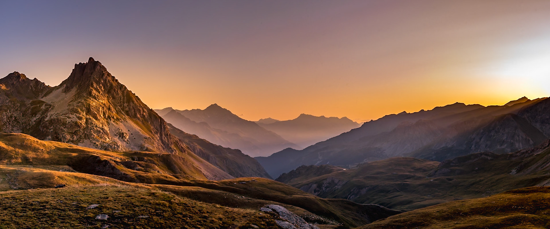 Dormir en refuge à plus de 2500m d'altitude m'a amener à assister à ce splendide lever de soleil au dessus des montagnes de la vallée de la Maurienne .... un très beau moment partagé avec Mewen, mon petit fils