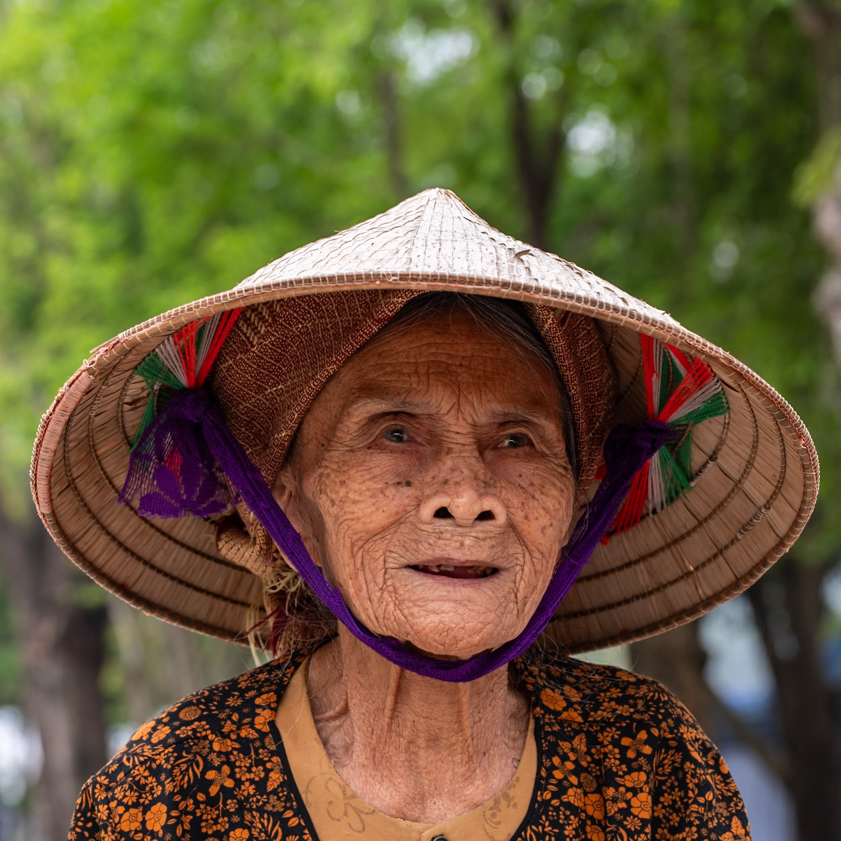 Sous son chapeau, le Vietnam respire doucement.