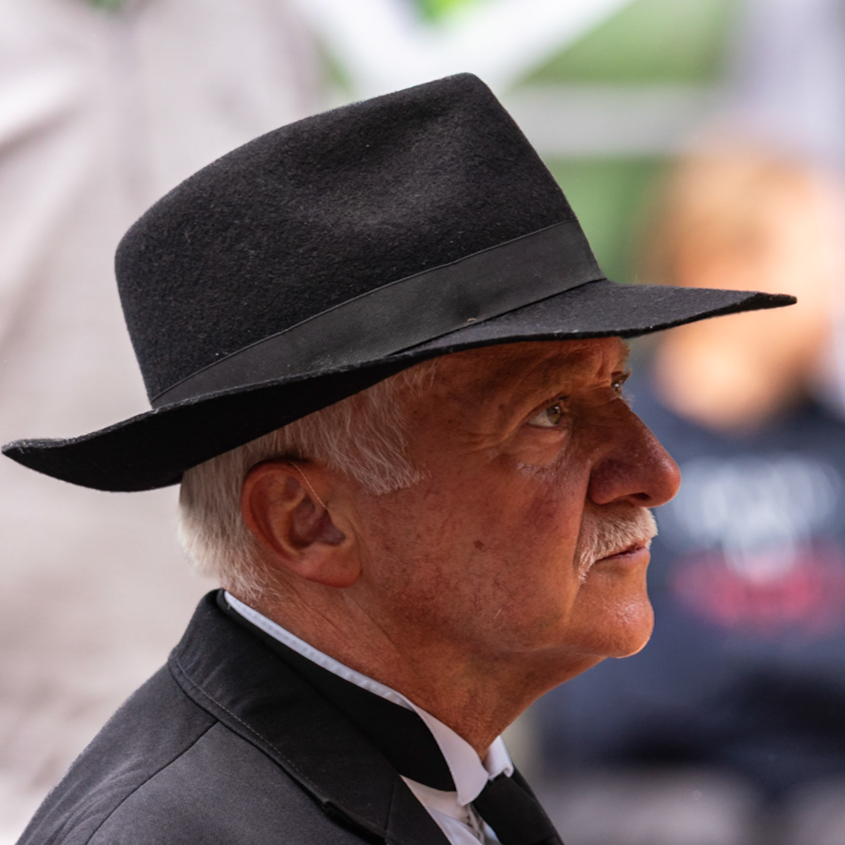 Les visages se dressent,sérieux, ancrés,habités d’une dignité tranquille.Ils sont les pierres du village,les silhouettes qui ne bougent pasmême quand le vent tourne.