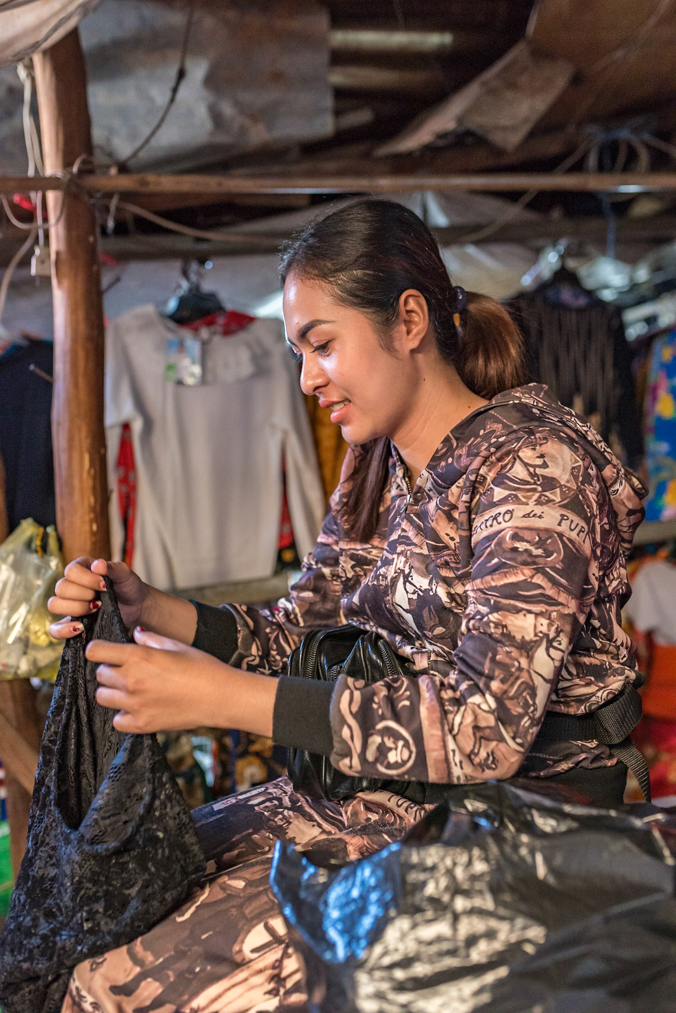 Ses mains savent ce que les mots oublient.  