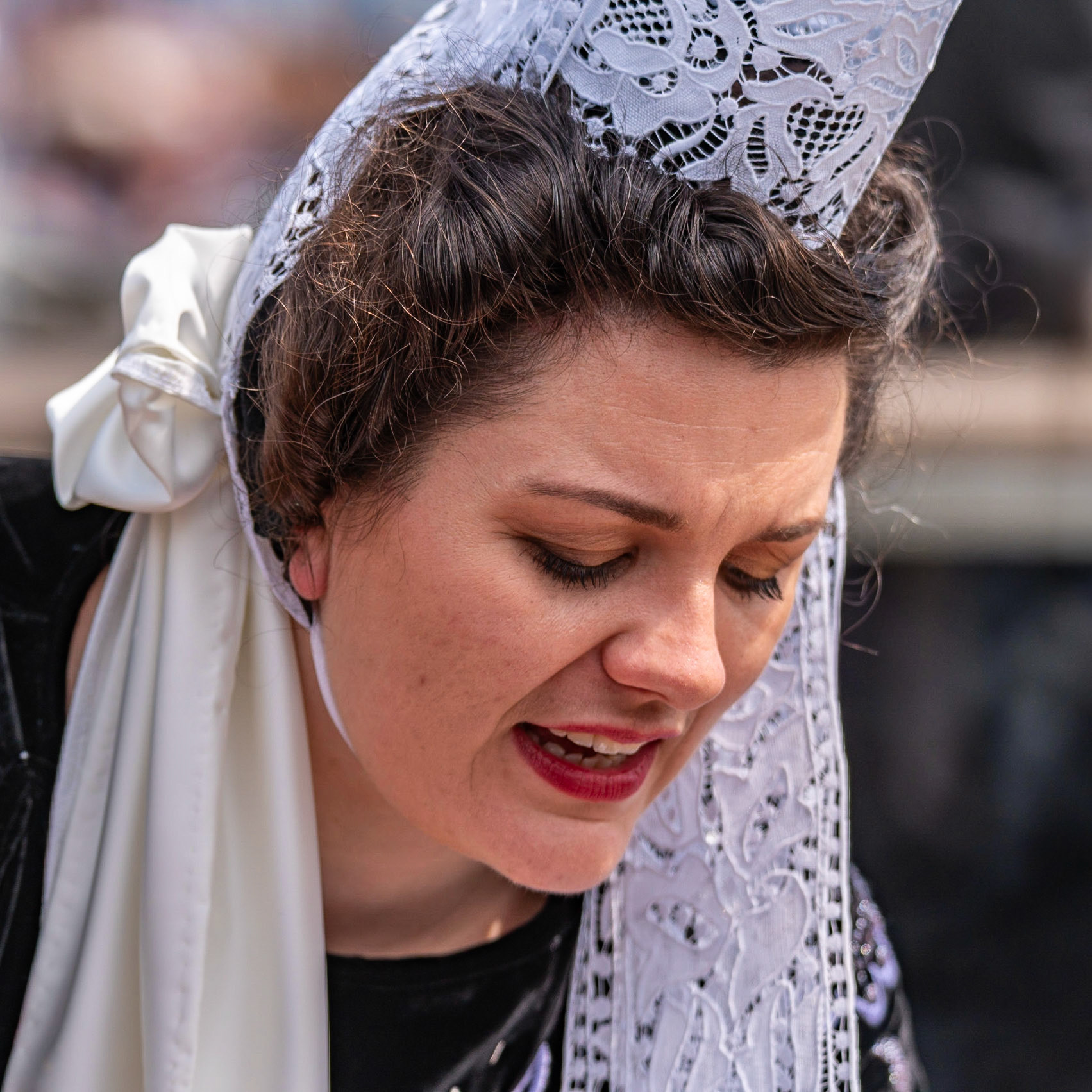 Elles sont là, immobiles et vivantes,gardiennes de lumière, tissées de dentelle et de patience. Leur regard porte la Bretagne comme on porte un enfant.