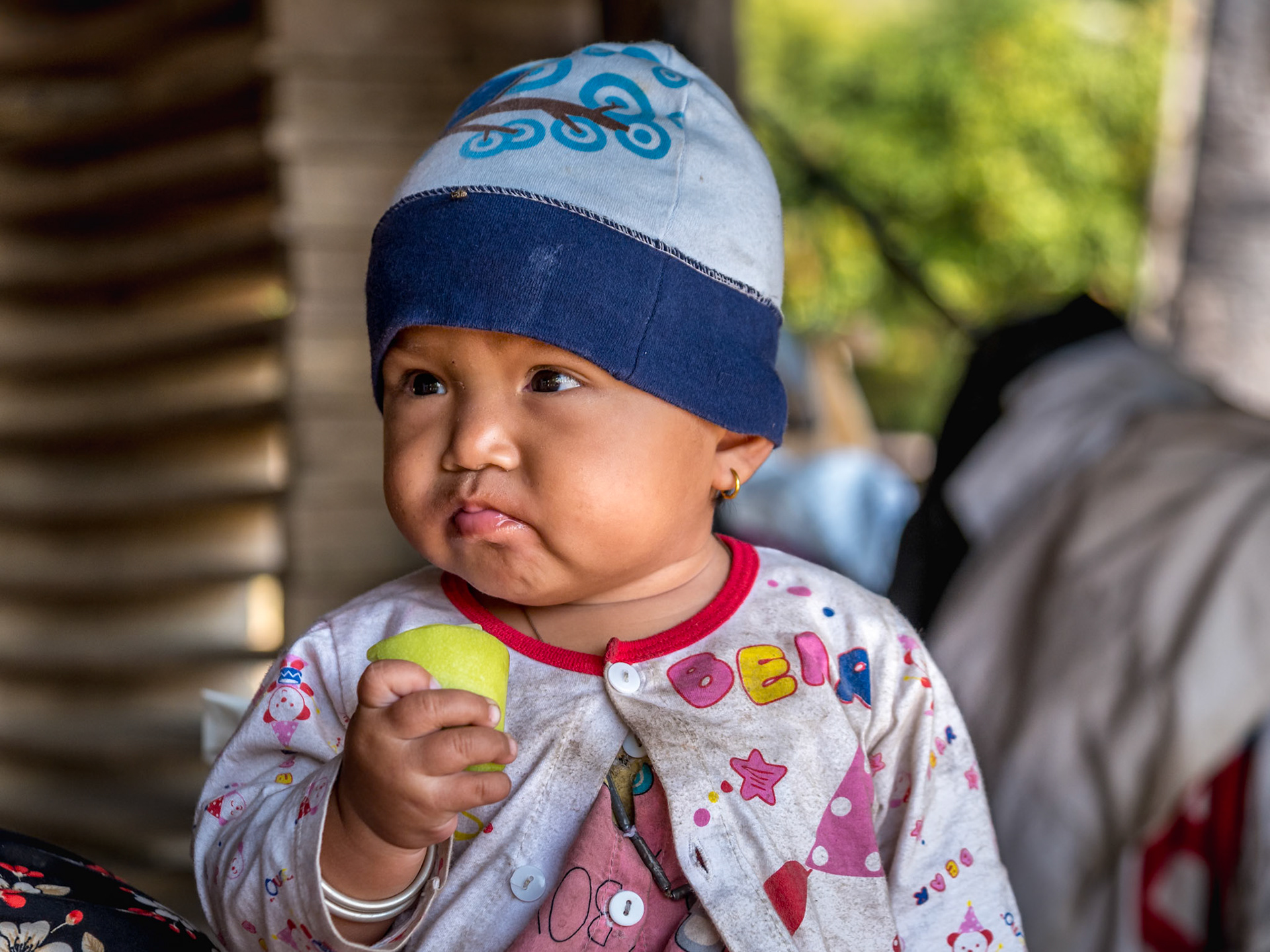 J'ai croisé cette petite fille  curieuse dans le centre du Cambodge. Ses parents fabricants de brasero en terre cuite m'avaient ouvert leur porte et cela l'intriguait vraiment de me voir