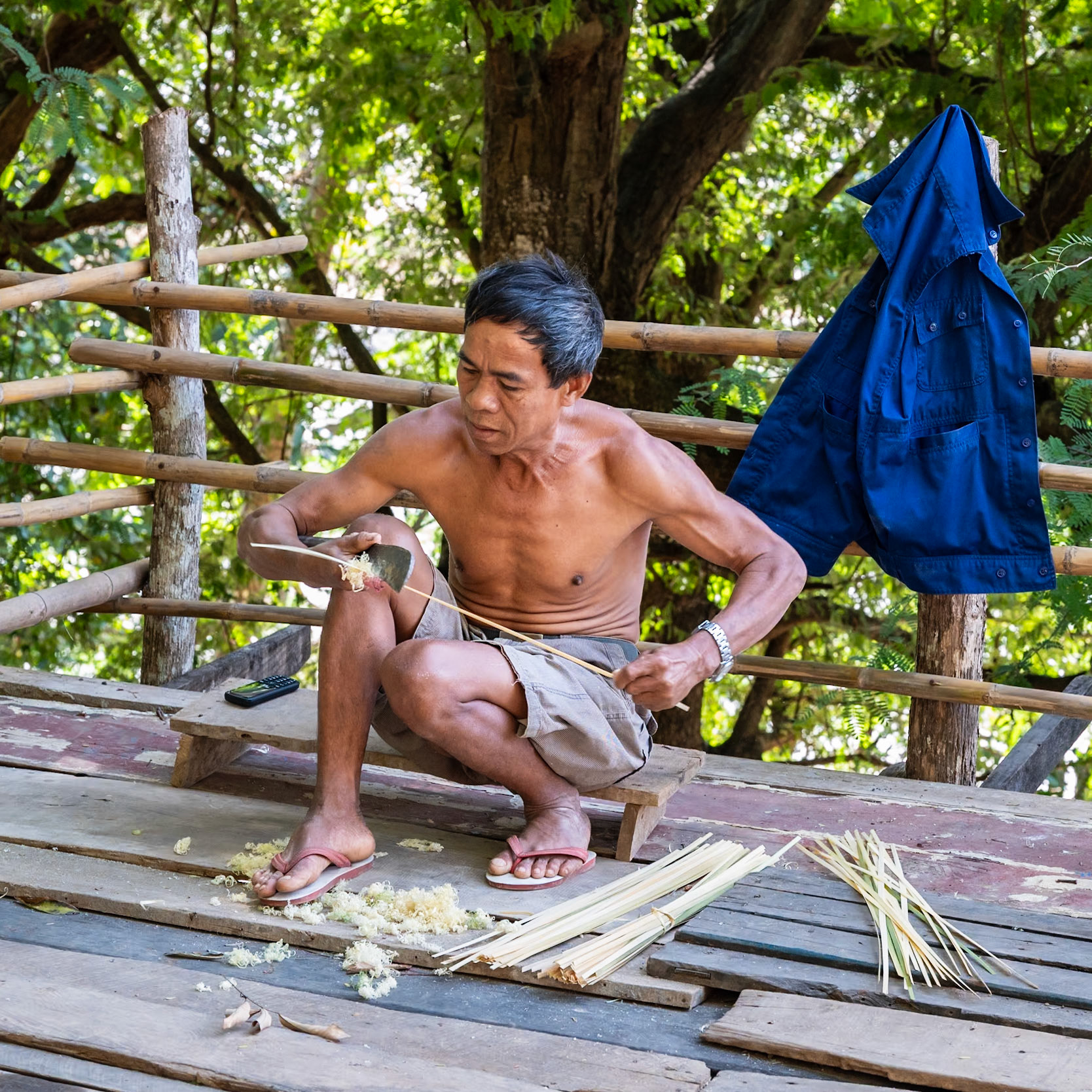 Je suis à Luang Prabang, la capitale spirituelle du Laos. Après avoir traversé le Mékong, je visite les nombreux temples présents sur cette colline. A l'écart et à l'ombre des grands arbres, Anousack taille le bambou pour en faire des longues tiges fines qui serviront à fabriquer toutes sortes de choses. L'utilisation du bambou dans la vie de tous les jours est très poussée : couverts, assiettes, sacs ...