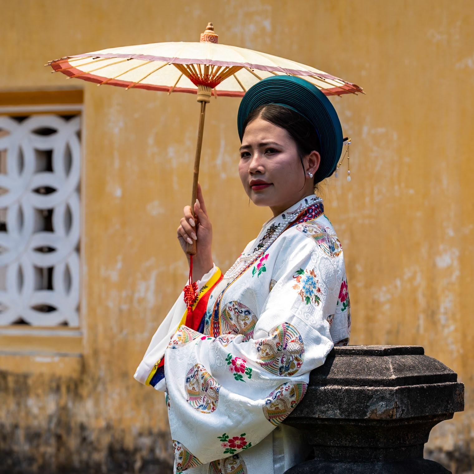 Sous l’ombre légère de l'ombrelle, la tradition respire encore.