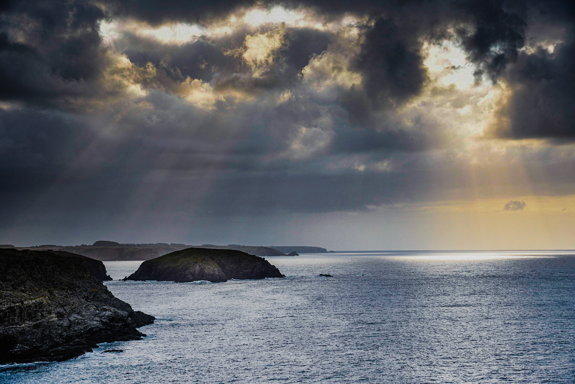 En faisant le tour de Belle-île-en-Mer à pied, j'ai arpenté son sentier côtier identifié GR340.C'est un tour magnifique ; on monte et on descend des falaises, on fait le tour des criques et on traverse des bouts de villages mais toujours avec en vue : l’océan.Et comme sur cette photo la magie des lumières peut s'opérer entre nuages, mer et éclairciesLe GR340 : env. 85 kilomètres et un dénivelé cumulé de 2000mLe sentier côtier et le GR sont tous deux très bien indiqués, je n’ai eu aucun problème pour me repérer.