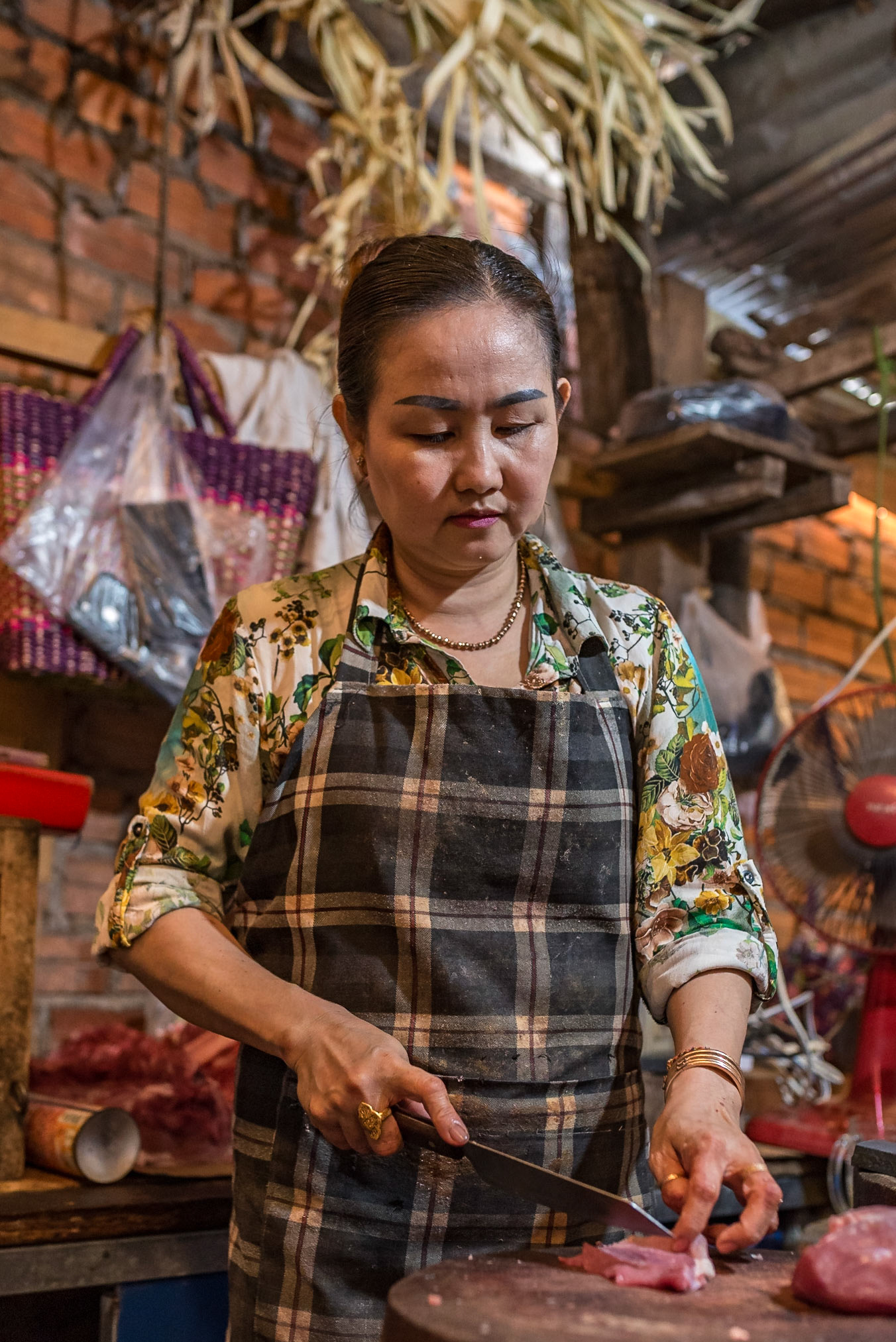 Sous les grains suspendus, elle prépare la matière brute de la vie. 