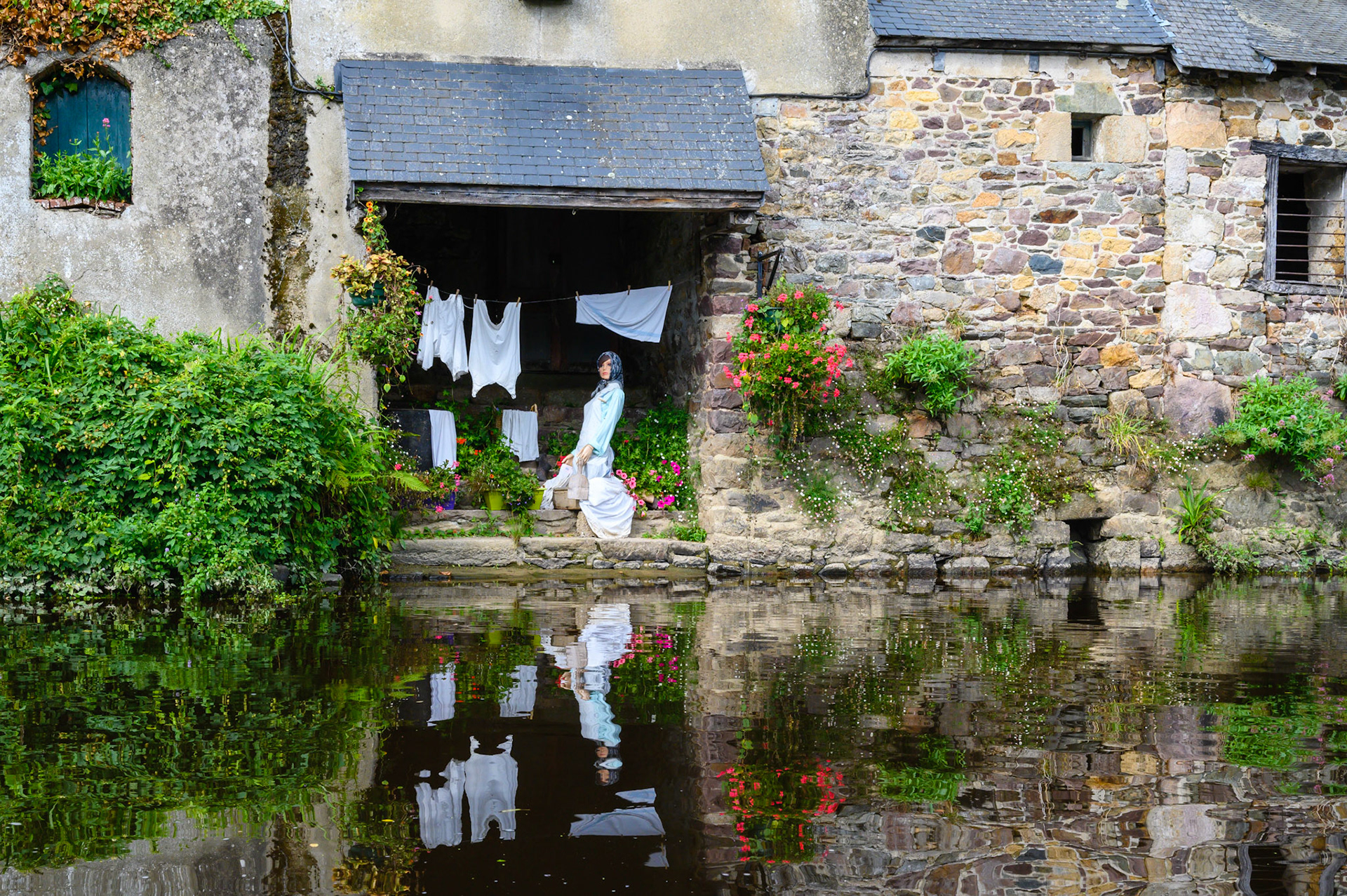 A Pontrieux, une cinquantaine de lavoirs superbement restaurés et fleuris s’alignent sur les rives du Trieux. Le seul moyen de bien les découvrir est la barque. Mais que ce soit par l’eau ou par la terre, l’accès à ce patrimoine constitue une promenade pleine de charme