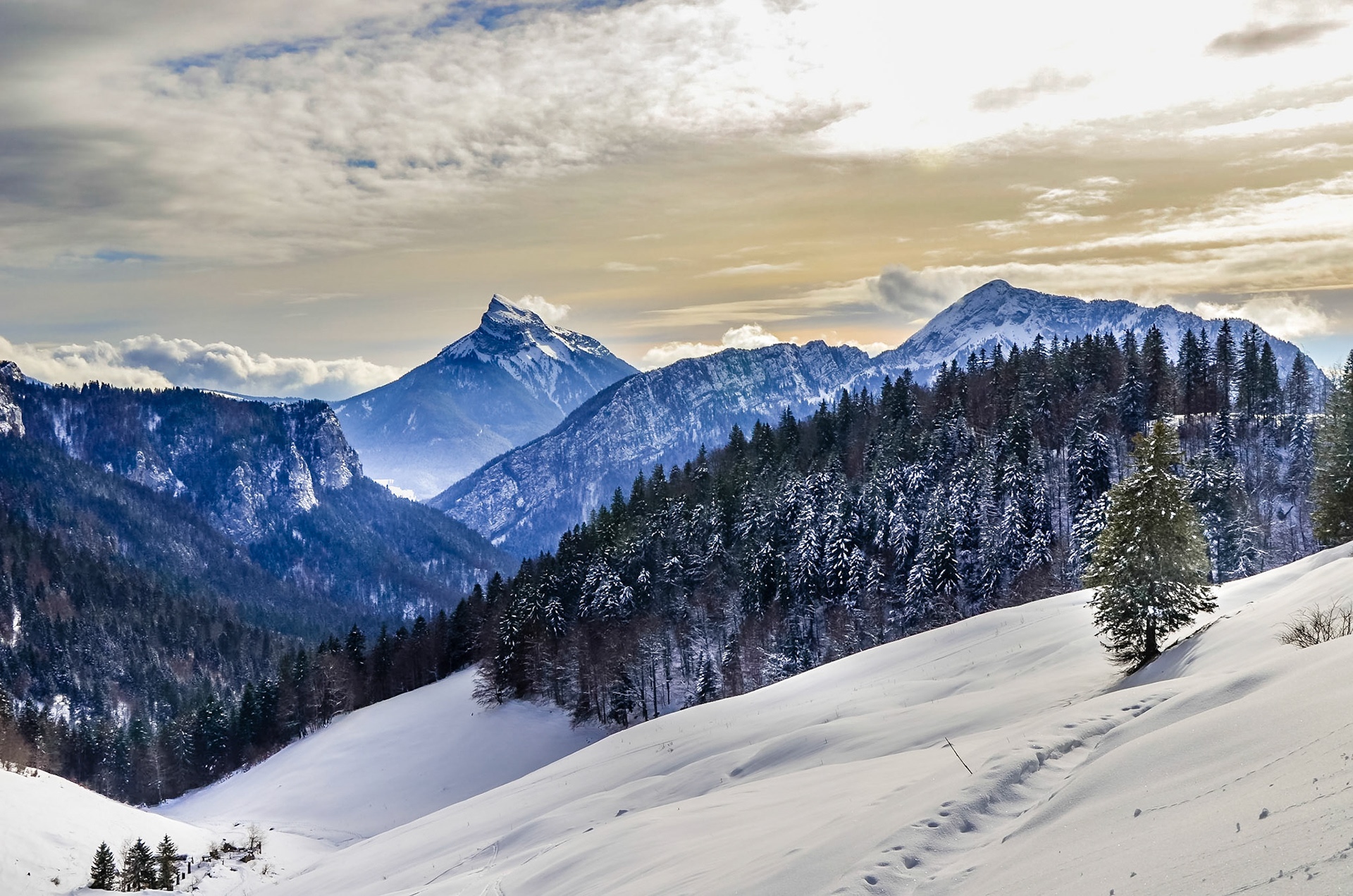 La Pinea semble seraine dans ce ciel tourmenté signe de chutes de neige à venir