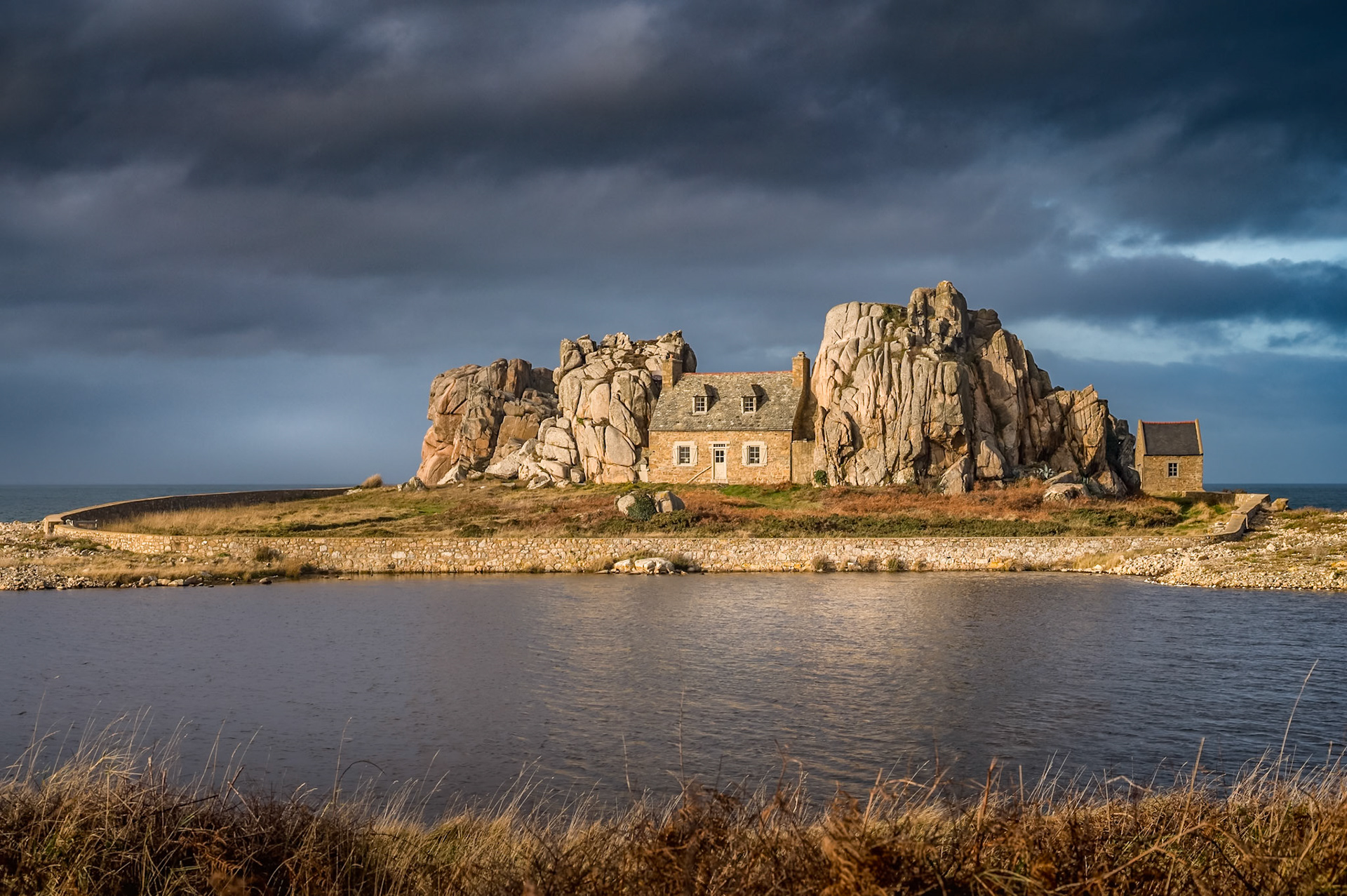 Castel Meur est le nom de cette maison surprenante. Elle tourne le dos à la mer depuis 1861, année de sa construction, pour se protéger des vents violents qui soufflent lors des tempêtes, fréquentes à cet endroit. Cette demeure minuscule fut érigée à une époque où les permis de bâtir n'existaient pas, où chacun pouvait construire à sa guise et laisser libre cours à sa fantaisie.Il fallait par ailleurs avoir un amour immodéré pour la mer et ses caprices pour vivre en un tel endroit, surtout en hiver. Son bâtisseur était de cette trempe et vivra ici de nombreuses années, creusant presqu'entièrement de ses mains la lande pour y aménager deux étangs.