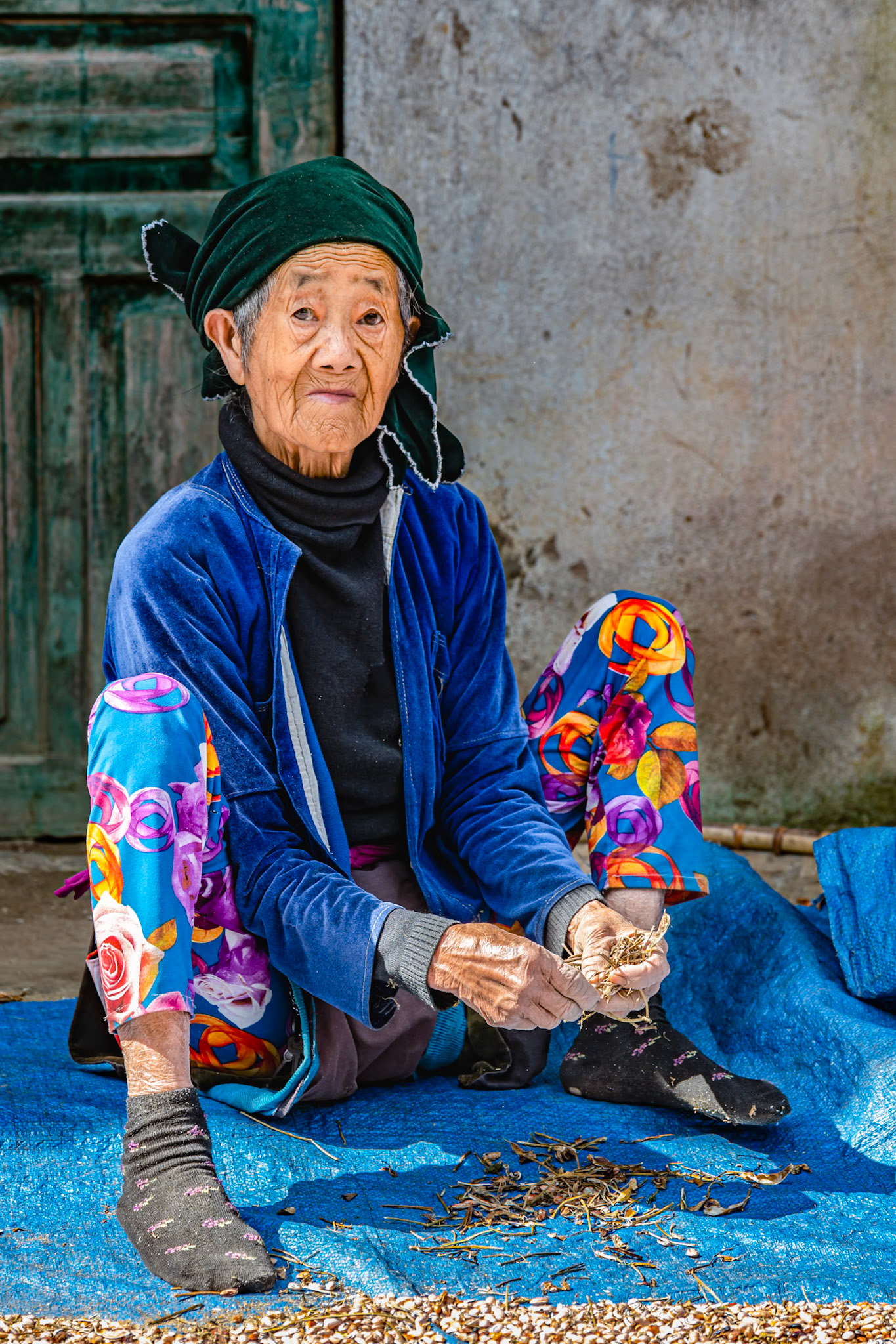 Dans le village de Seo Lung, perché dans les montagnes du Nord Vietnam, cette vielle femme de l'ethnie H'mong blanc égrène la semence sur son pas de porte. Le contact s'établit, elle s'appelle Lahn et a 93 ans. Après lui avoir demandé, je tire ce magnifique portrait dans les ton bleutés et je lui en fais cadeau.