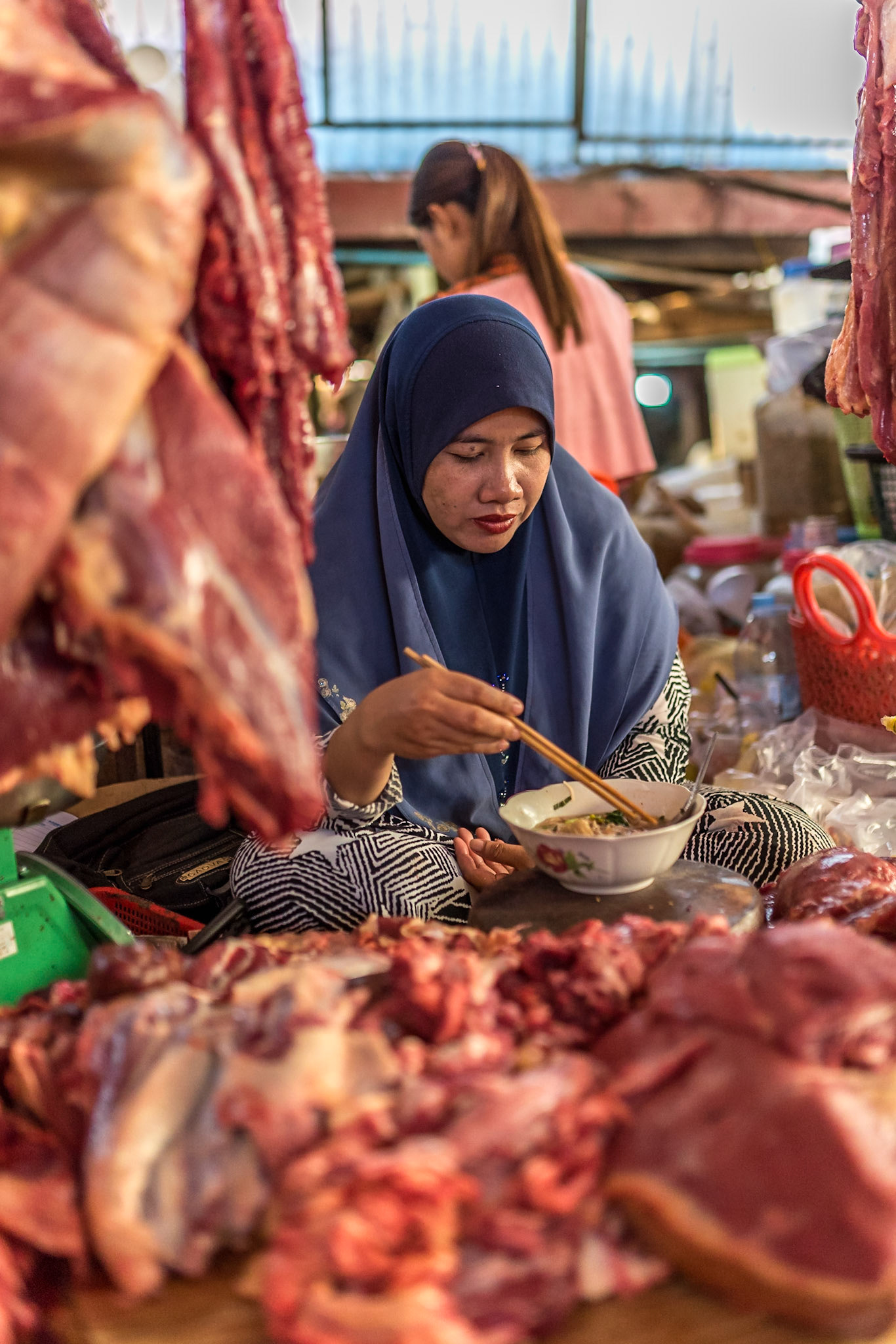 Elle prend le temps de manger, au cœur du tumulte carné. 