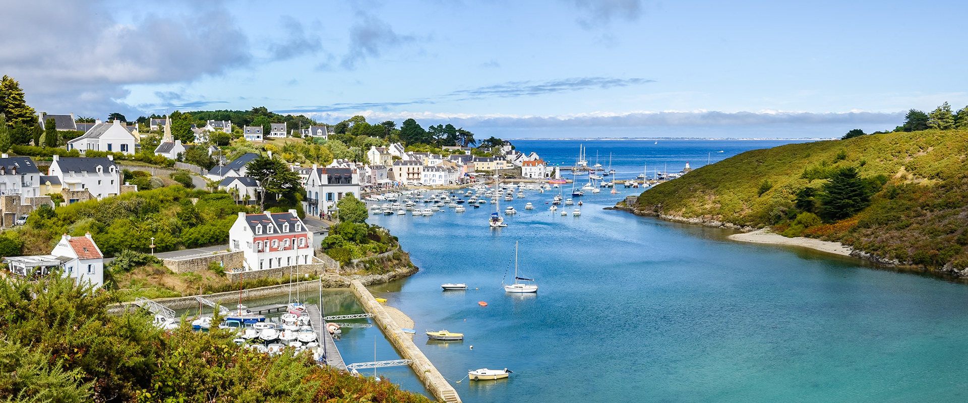 Sauzon, un petit port de pêche, situé au nord-ouest de Belle-Île, fait partie de l'un des Villages Préférés des Français.Composé de maisons blanches aux volets colorés entrecoupées de ruelles qu’immortalisent dans leurs œuvres, les peintres et photographes à cause de son charme particulier, ses couleurs aux teintes pastel et la longue ria plus d’un kilomètre de long qui remonte vers le vallon.