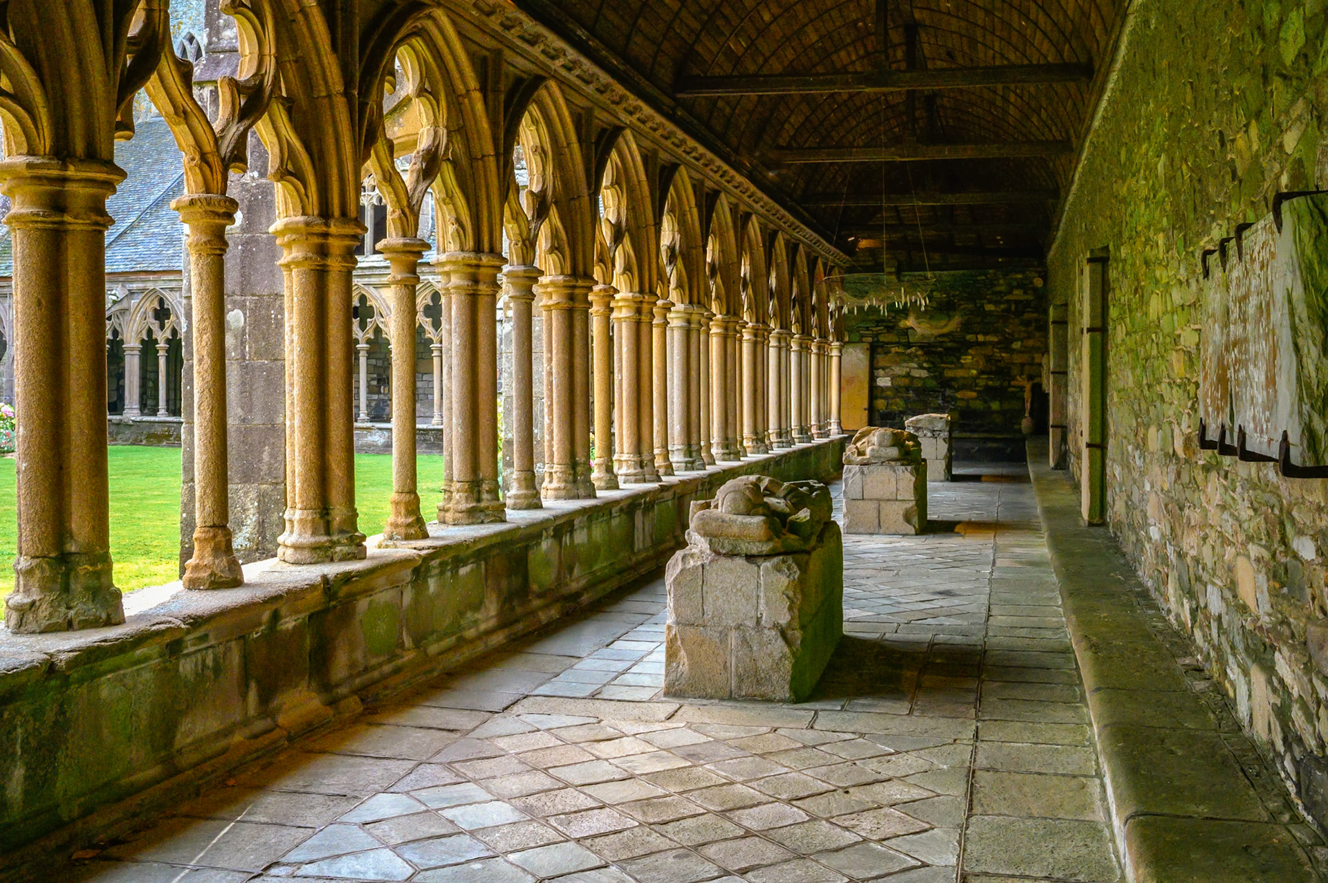 D'après les comptes de la fabrique et du chapitre, ce cloître aurait été construit en 1461 et béni en 1468 par l'évêque de Synople de passage à Tréguier. C'est le plus complet de ceux subsistant en Bretagne. Il comprend quarante-huit arcades de style flamboyant extrêmement légères construites en pierres de Pluzunet et de l'Ile-Grande.