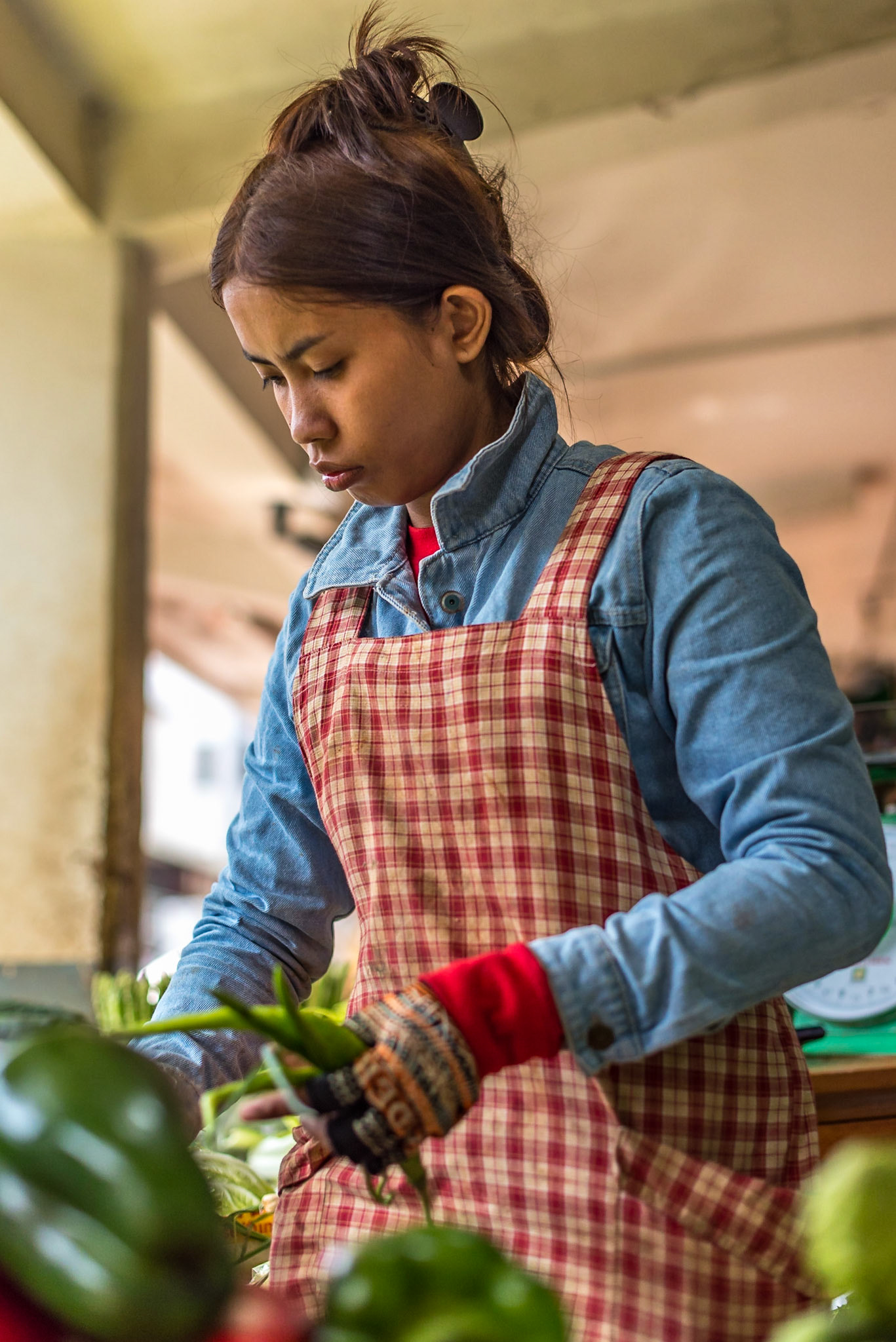 Elle découpe, elle prépare, elle compose le goût du jour.  